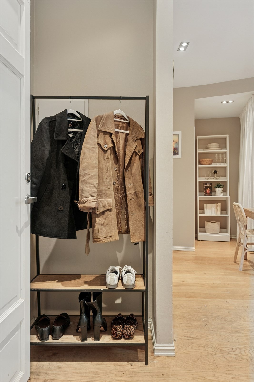 Praktisk entré med plass til å henge fra seg yttertøy og sette fra seg sko. Galleribilde