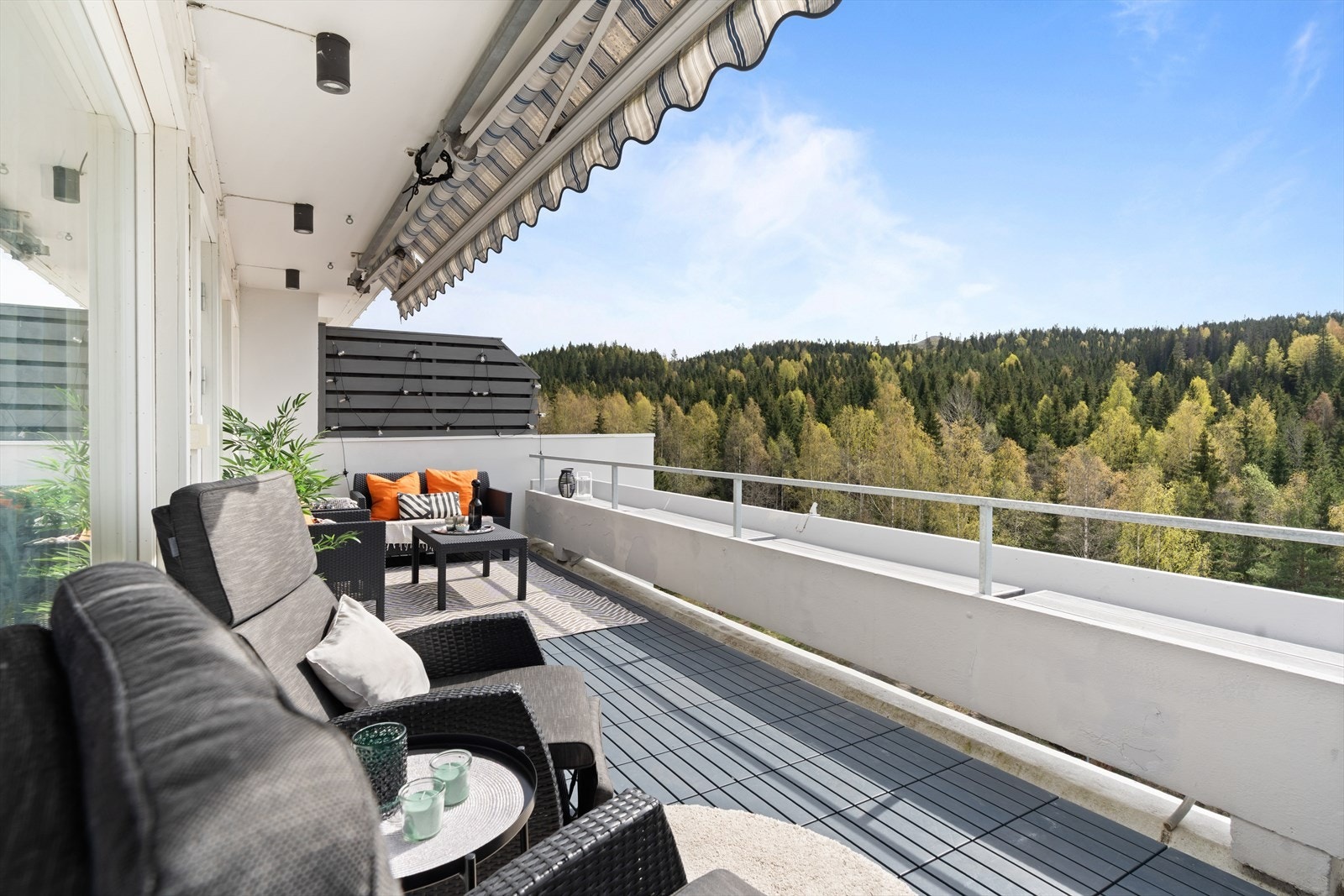 Uteplassen har en flott og åpen utsikt, uten innsyn. Galleribilde