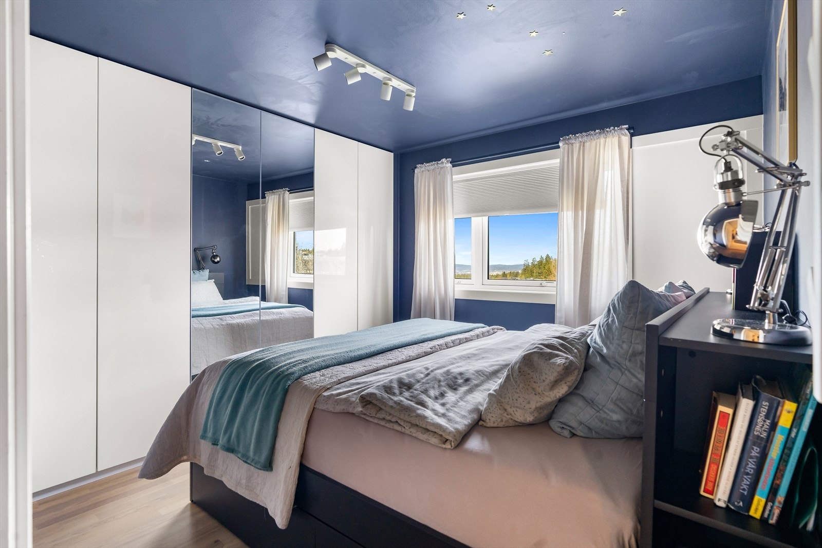 Videre er det godt med lagringsplass i en romslig garderobeløsning. Galleribilde