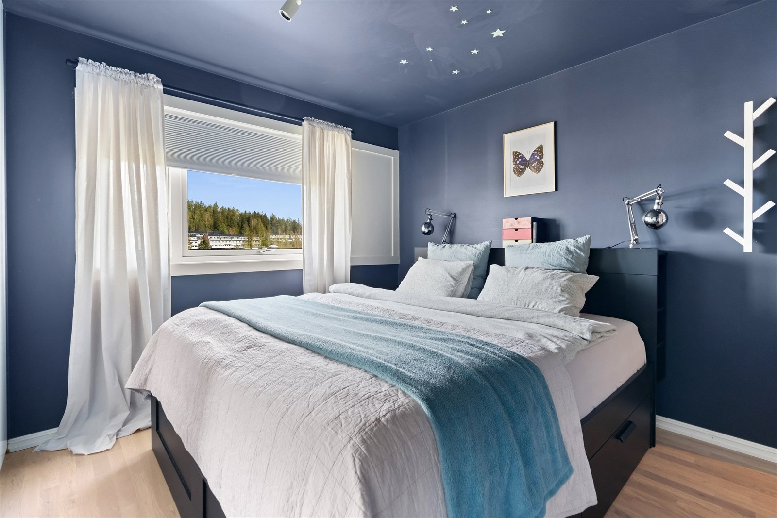 Leiligheten rommer i dag to soverom. Hovedsoverommet har god plass til dobbeltseng med tilhørende nattbord Galleribilde