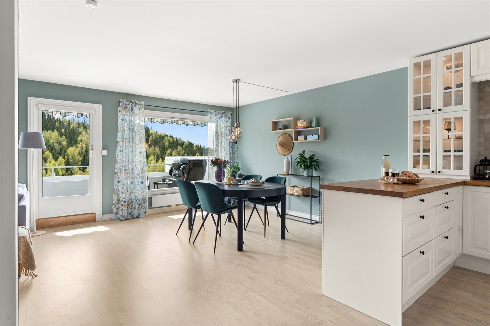 Dette er en gjennomgående og stor 3-roms leilighet med praktisk planløsning! Galleribilde