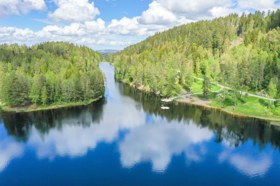 Det er opplyst gangvei inn til Åmotdammen, en av Rælingens mest populære badeplasser, og det finnes også flere vann innover i marka. Galleribilde