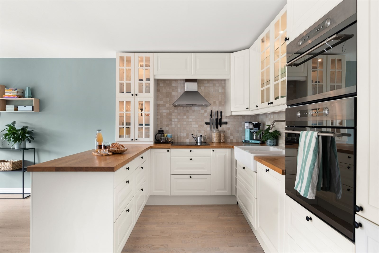 Innredningen har skap med profilerte fronter, og benkeplaten er heltre med dobbel porselensvask. Galleribilde