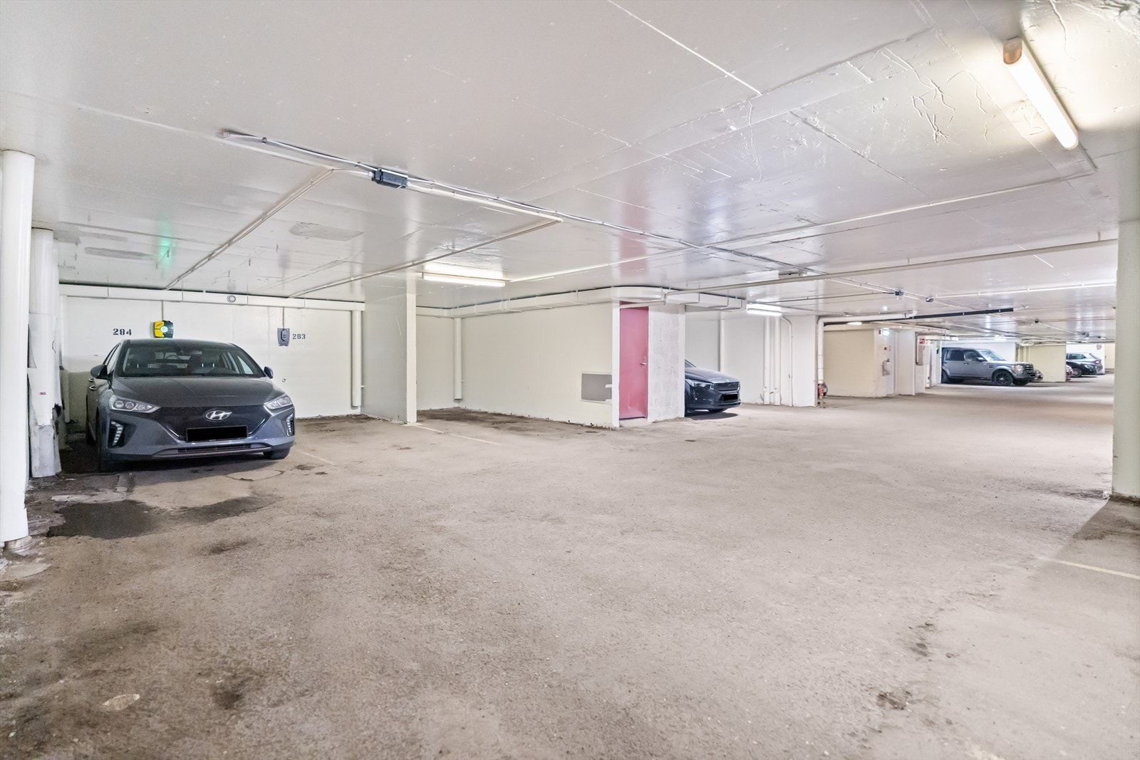 Andelen disponerer en garasjeplass i borettslagets anlegg. Galleribilde