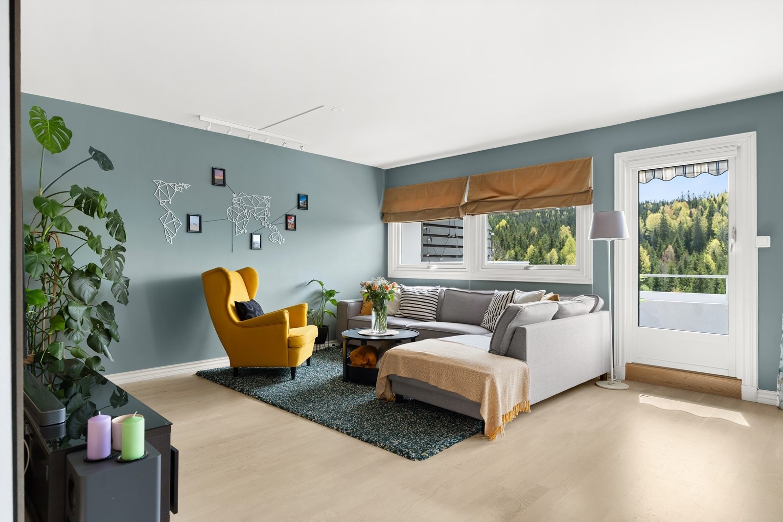 Fra stuen er det utgang til en stor balkong. Galleribilde