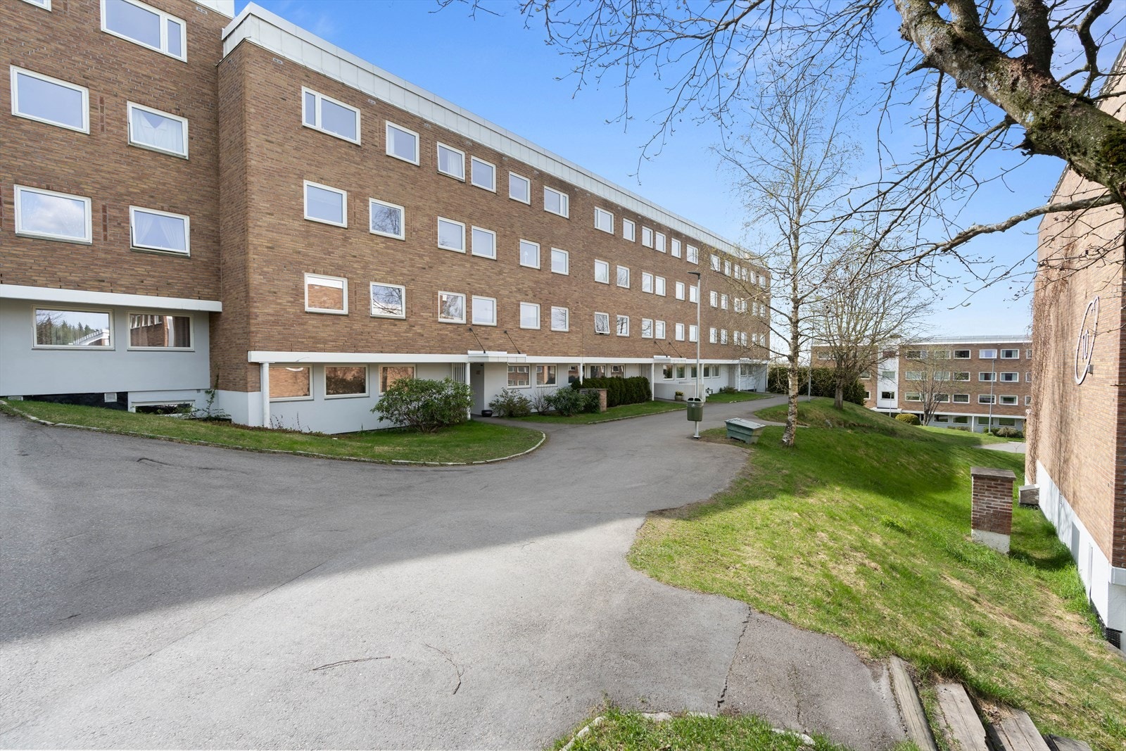 Fasade. Borettslaget har store og fint opparbeidede fellesarealer. Galleribilde