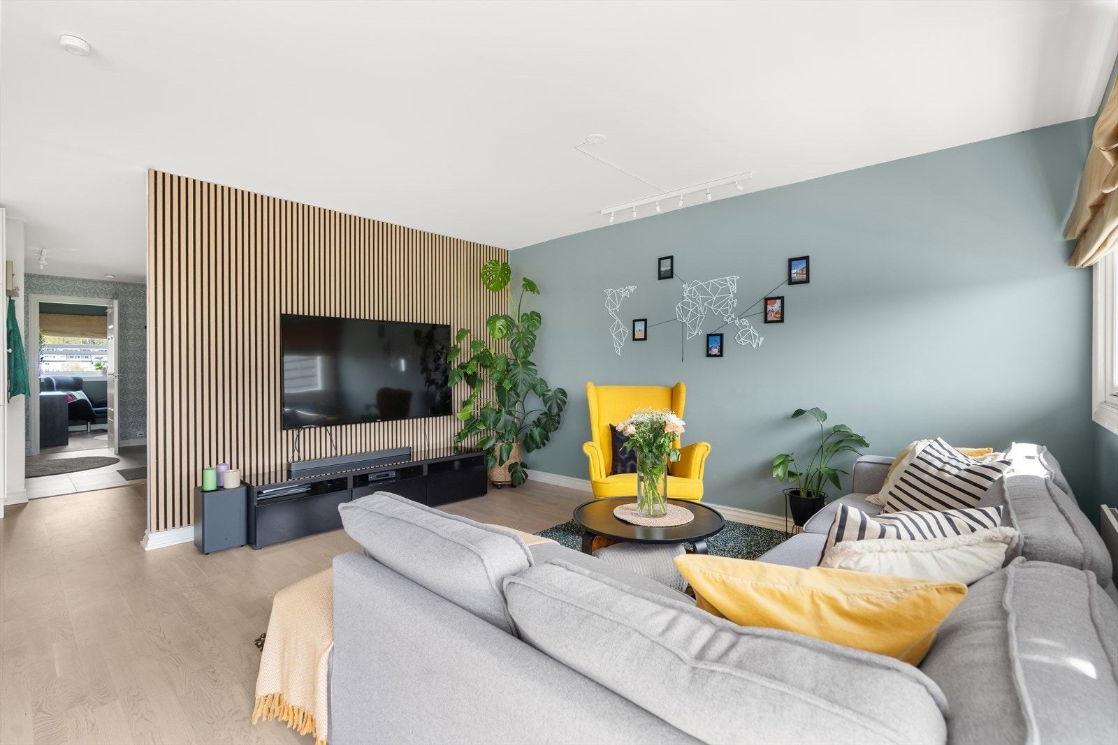 Det er blitt etablert en tidsriktig spilevegg i i stuen, denne skaper en fin kontrast til de øvrige malte flatene. Galleribilde