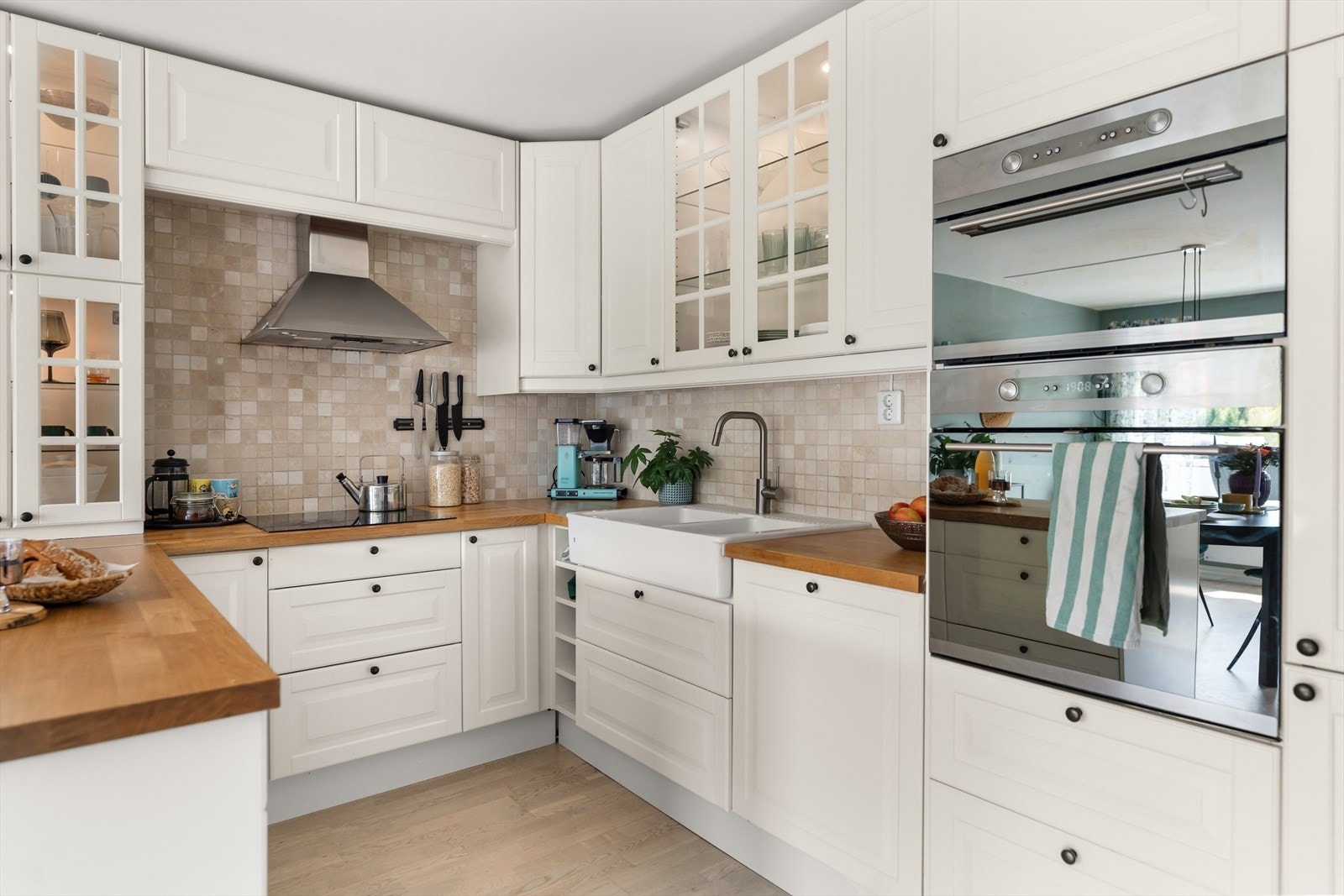 Det er montert integrert opplegg for oppvaskmaskin, uttrekkbar kran, platetopp, stekeovn, mikrobølgeovn og integrert kombiskap kjøl-/fryseskap. Galleribilde