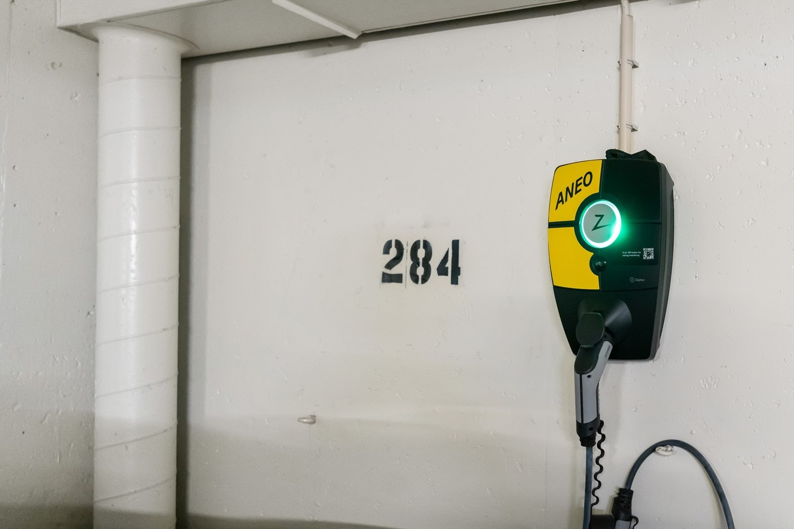 Det er lagt opp til elbillading fra Aneo på plassene. Galleribilde