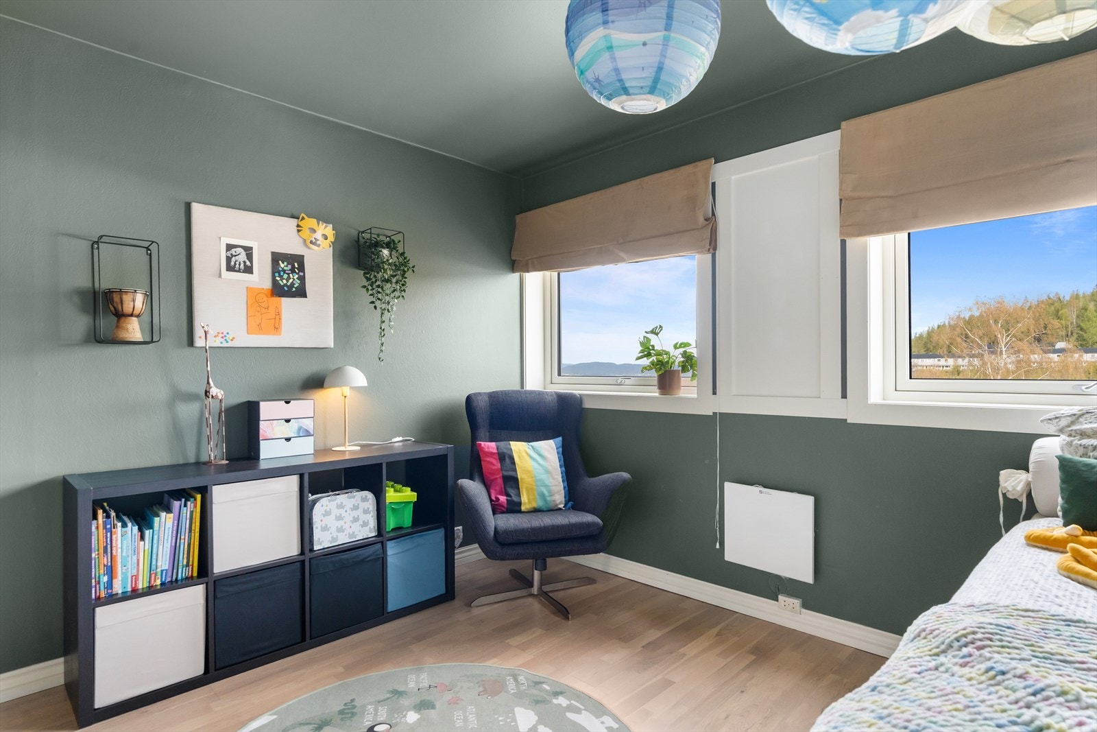 Rommet har plass til seng, nattbord og garderobeløsning. Galleribilde