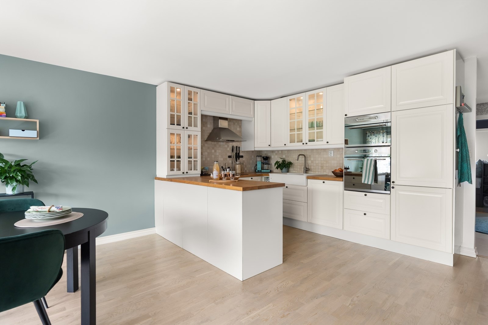 På kjøkkenet er plassen godt utnyttet, og det er godt med benk- og skapplass. Galleribilde