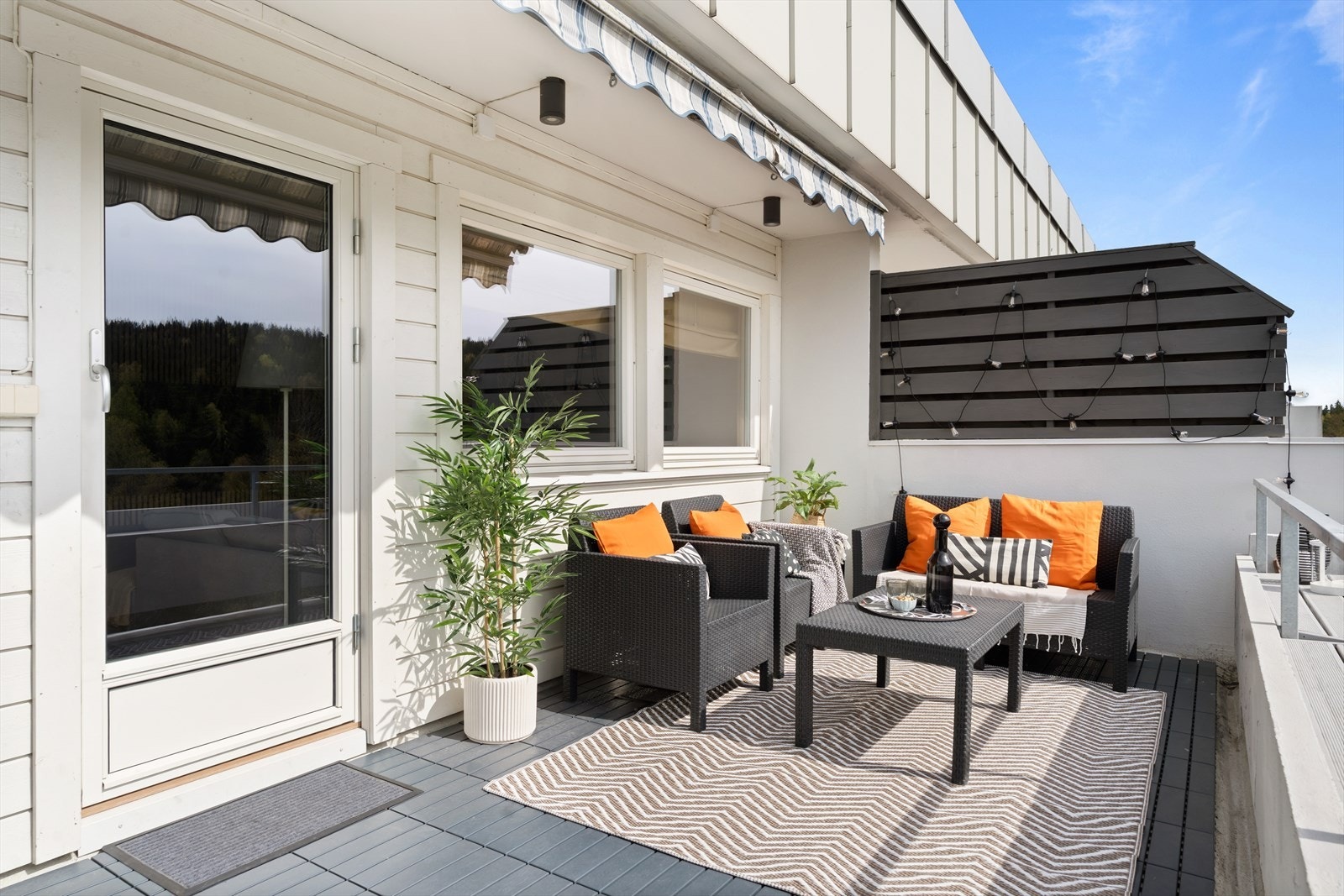 Her ute er det god plass til sittegruppe, samt gass-/elektrisk grill. Galleribilde