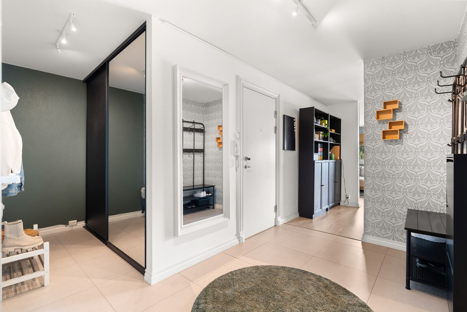 Boligen har en lys og innbydende entré med god plass til å henge fra seg yttertøy i stor skyvedørsgarderobe, samt på knaggrekke. I tillegg disponeres en kjellerbod for ekstra lagringsplass. Galleribilde