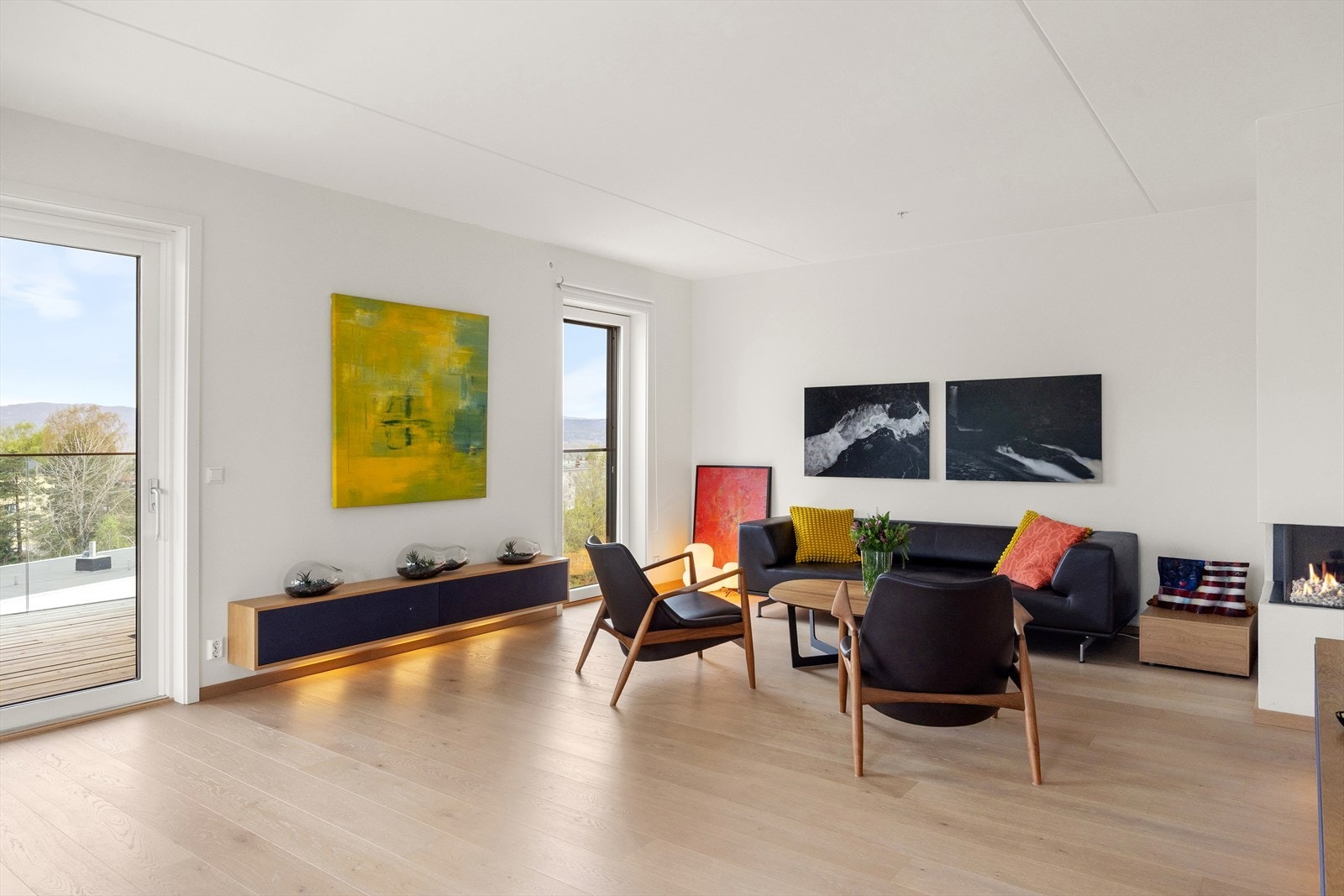 Bygget, oppført i 2019, tilbyr moderne nybyggkvaliteter som vannbåren gulvvarme og balansert ventilasjon, som bidrar til et behagelig og energieffektivt inneklima. Galleribilde