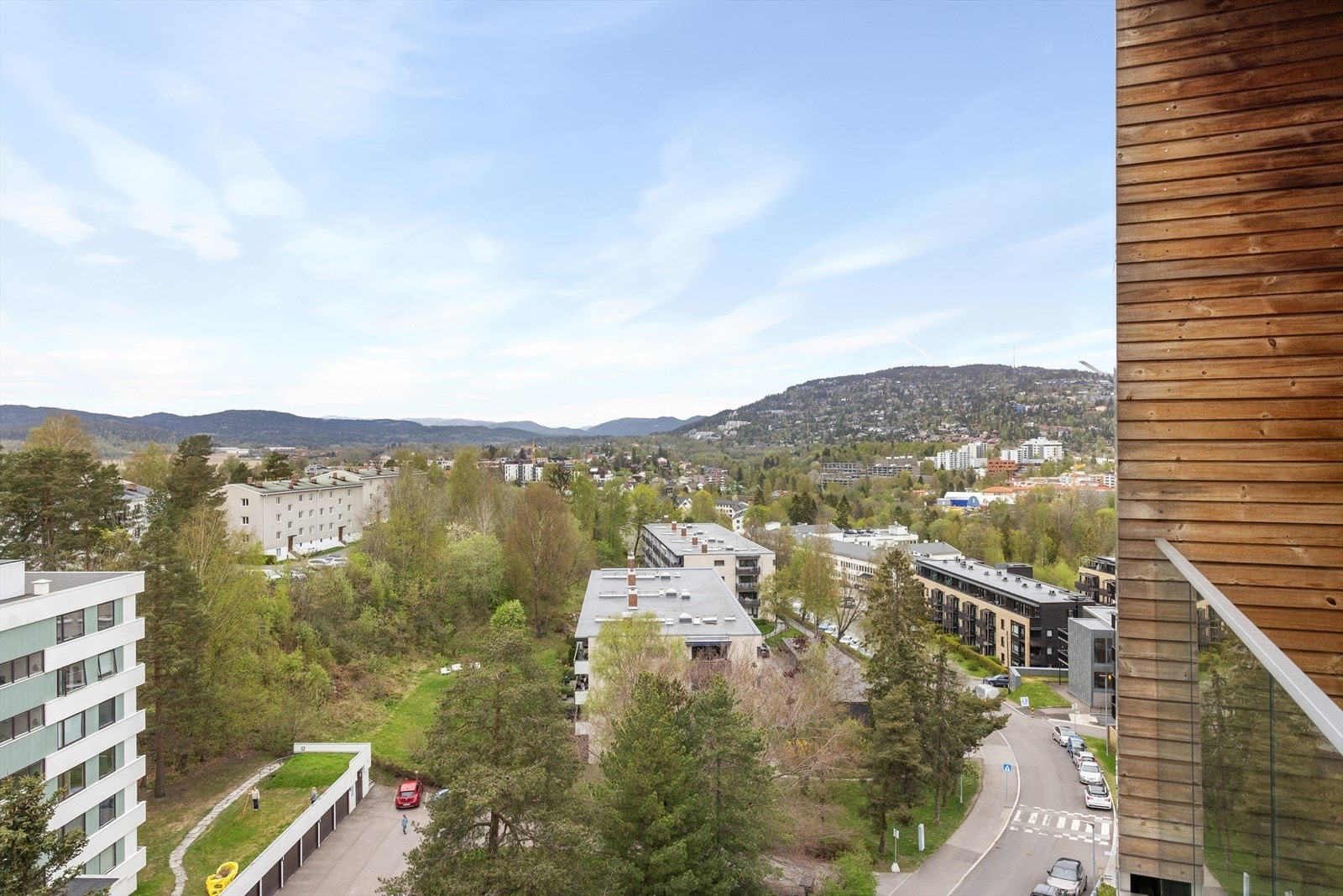 Du bor tilbaketrukket oppe i høyden, med full privatliv og fantastisk utsikt. Denne plasseringen gir en følelse av ro og avstand fra byens hektiske liv, samtidig som du fortsatt har lett tilgang til alle fasiliteter og transportmuligheter. Galleribilde