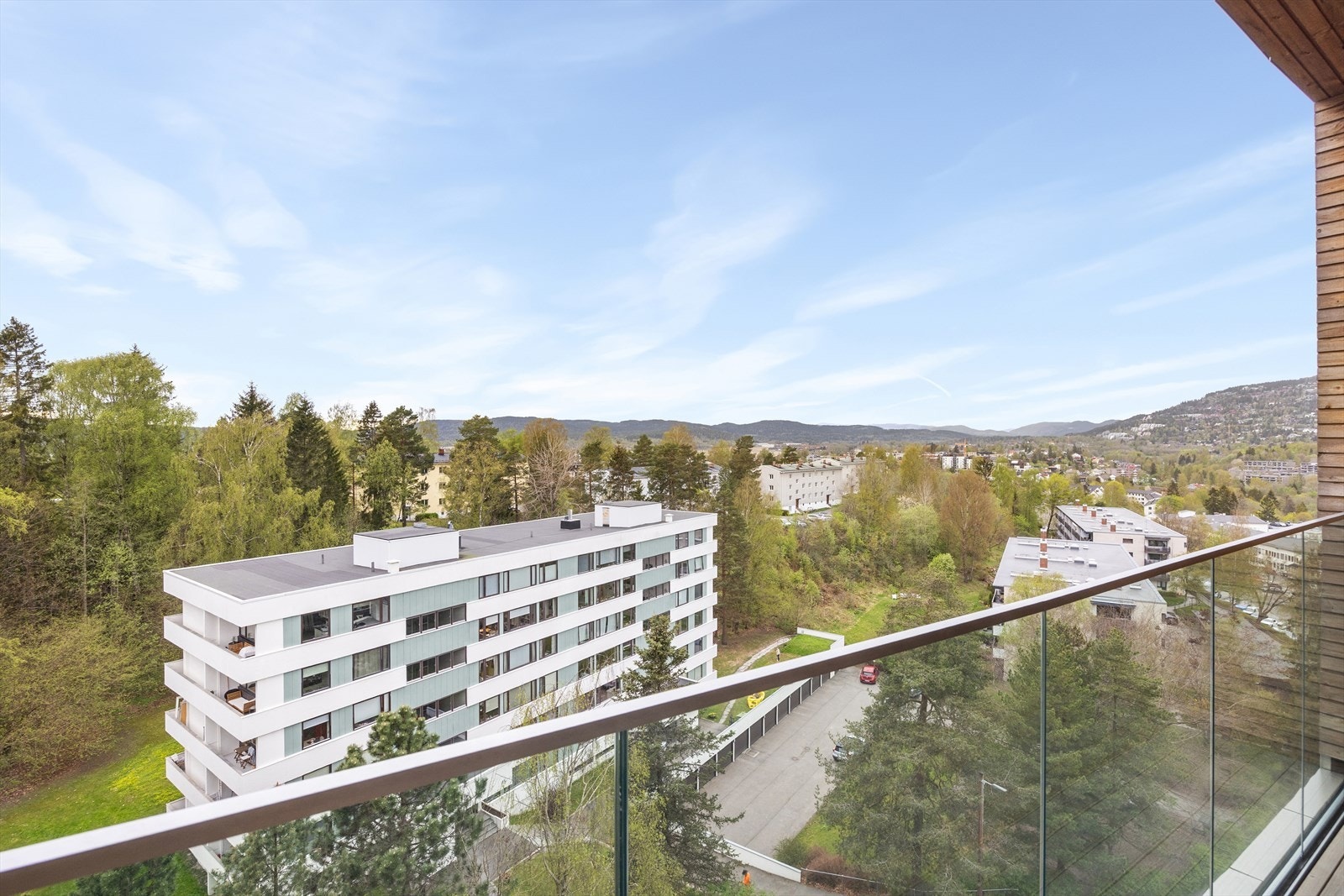 Fra balkongen har du en flott utsikt mot Røa og den naturskjønne Sørkedalen. Galleribilde