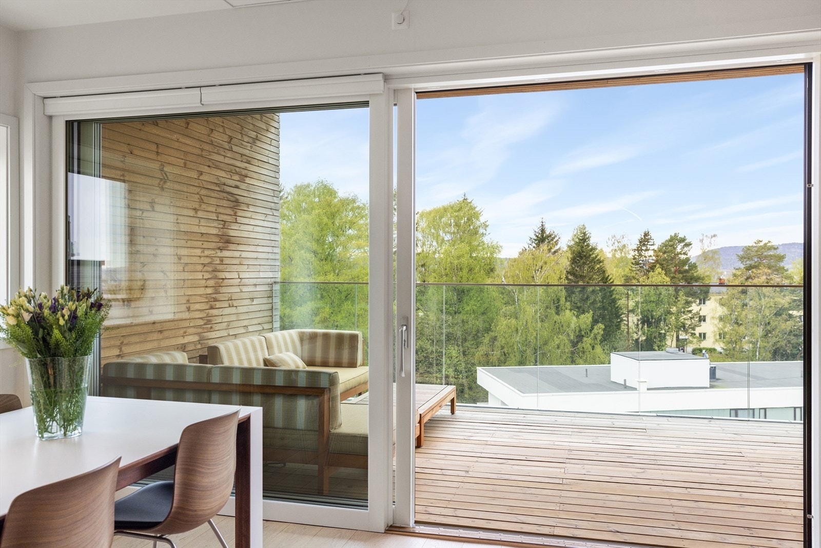 Det er skyvedør fra stuen som leder ut til den flotte, solrike balkongen. Galleribilde