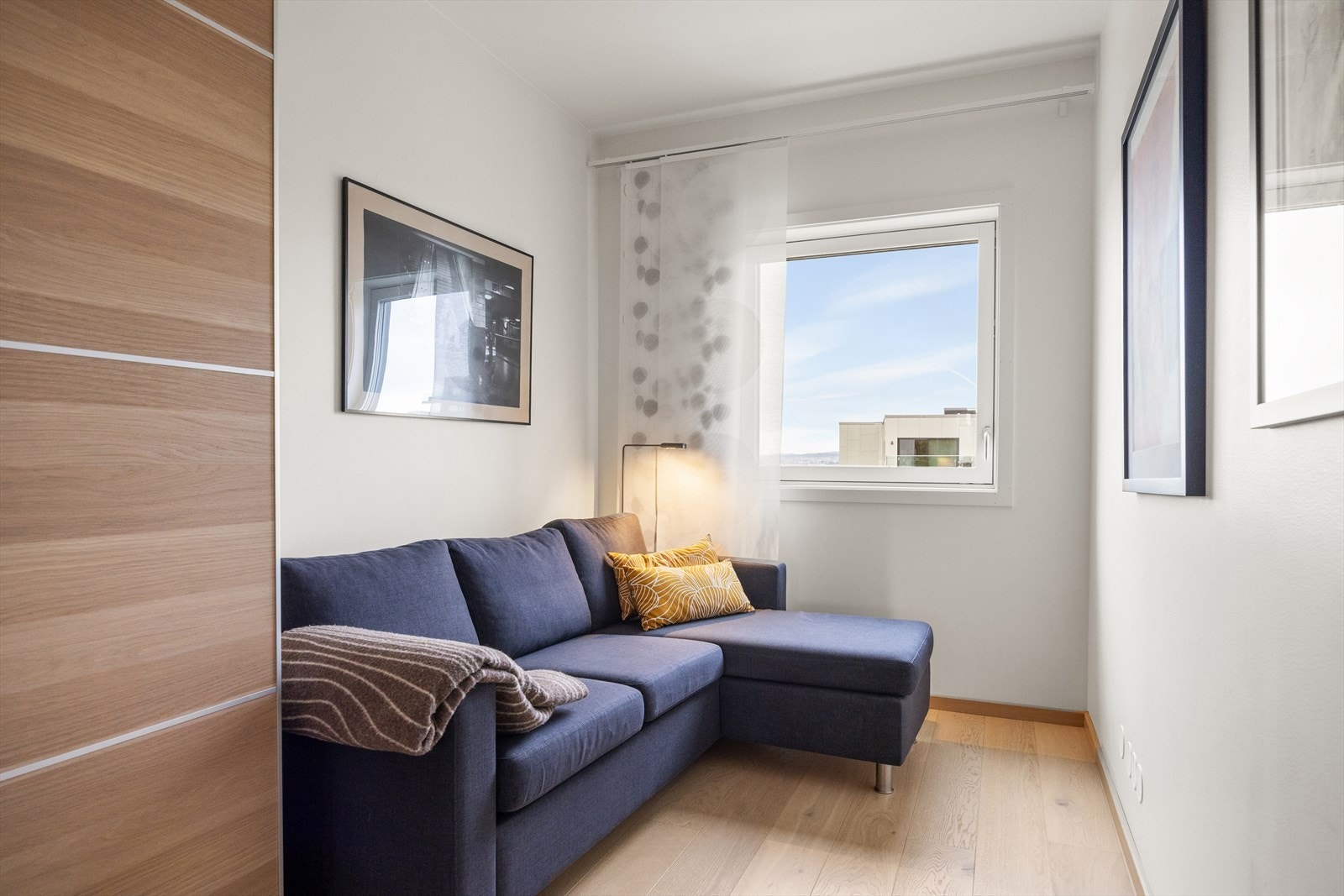Soverom 2 er romslig og har plass til både seng og øvrige møbler. Galleribilde