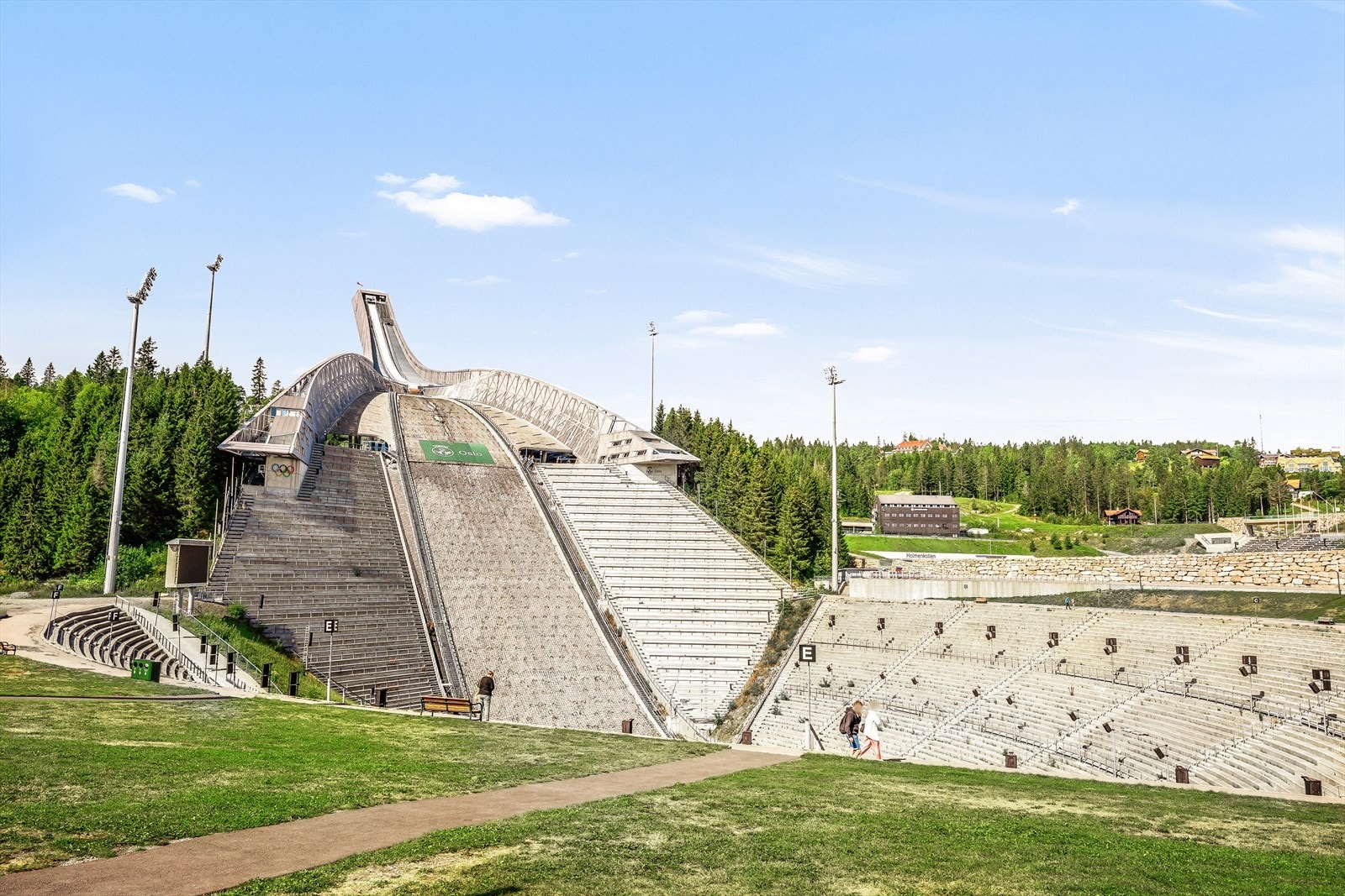 Holmenkollen - et ikonisk landemerke og et fantastisk utgangspunkt for vinteraktiviteter, langrenn og fantastiske utsikter. Galleribilde