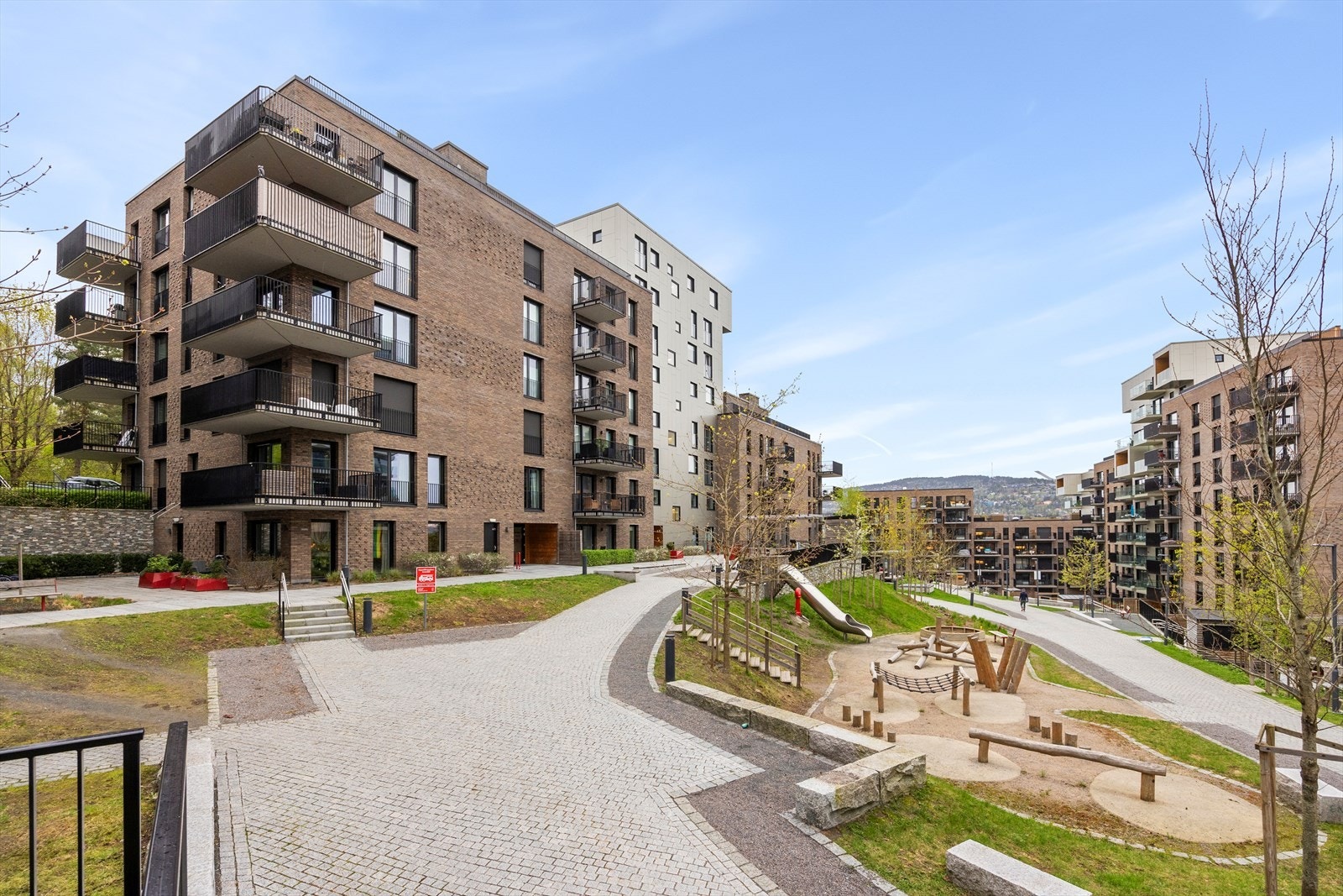 Borettslaget har velstelte, opparbeidede fellesområder, inkludert en fantastisk lekeplass for de minste, uten biltrafikk, som skaper et trygt og trivelig miljø for familier. Galleribilde