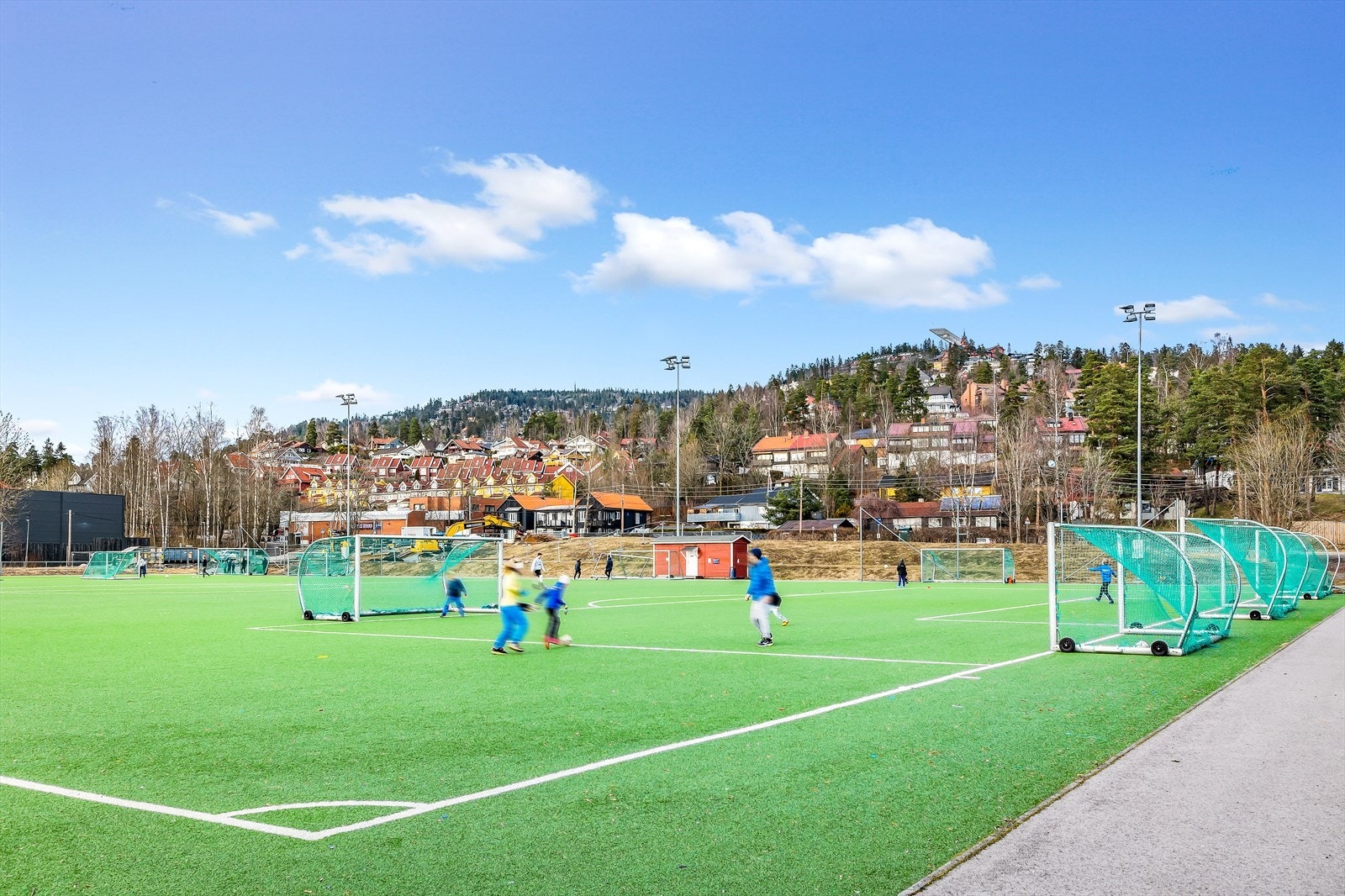 Voksenbanen - en velholdt fotballbane som tilbyr gode fasiliteter for sportsaktiviteter og trening. Galleribilde