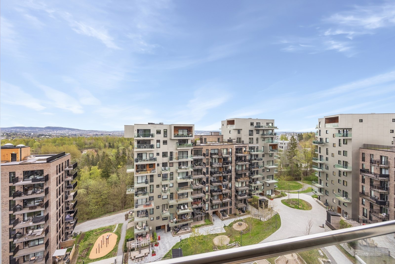 Soverommet vender mot rolige omgivelser og byr på et fritt utsyn, som skaper en avslappende og fredfull atmosfære. Galleribilde