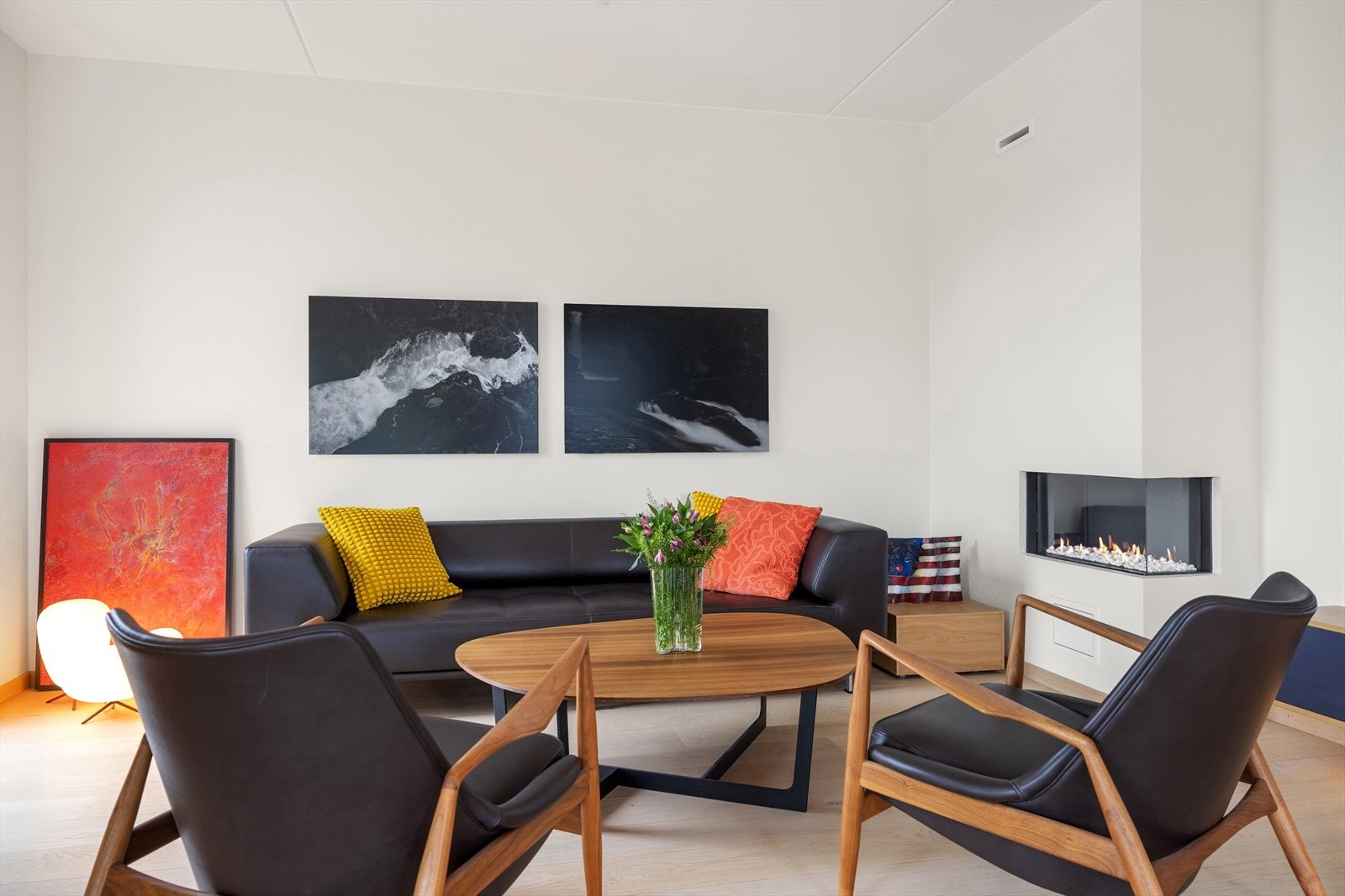 Stuen er utstyrt med en stilfull gasspeis som skaper en koselig og behagelig atmosfære. Galleribilde