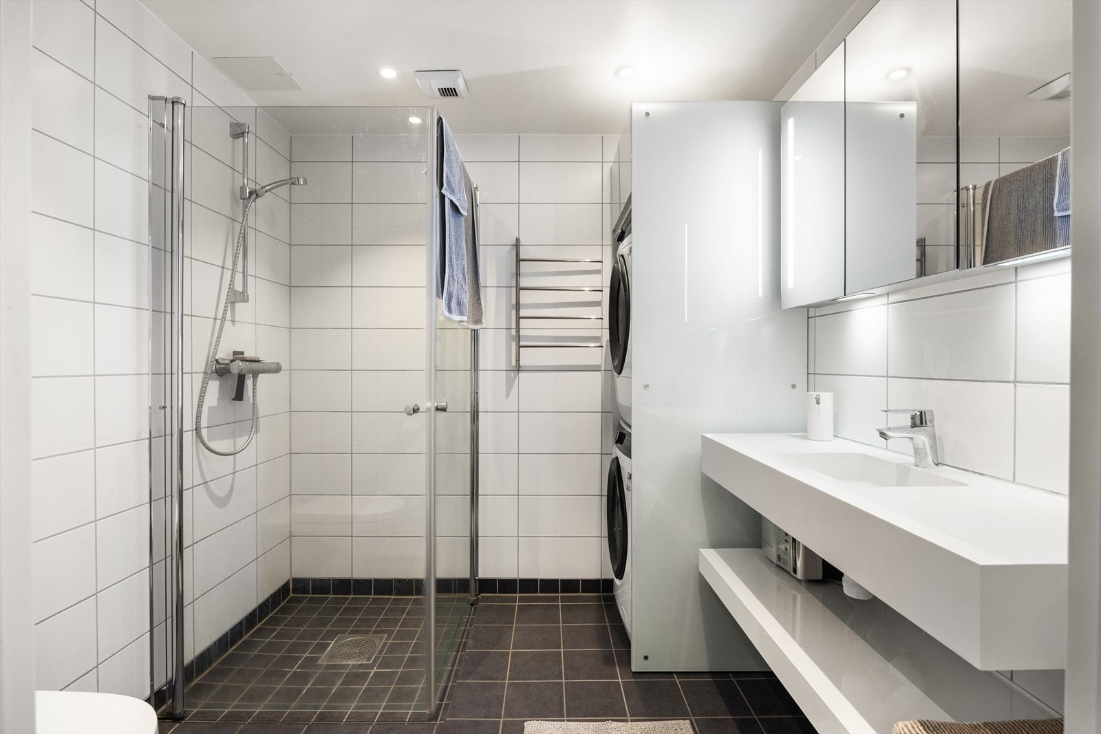 Delikat, flislagt baderom med vannbåren gulvvarme og downlights i himlingen. Galleribilde