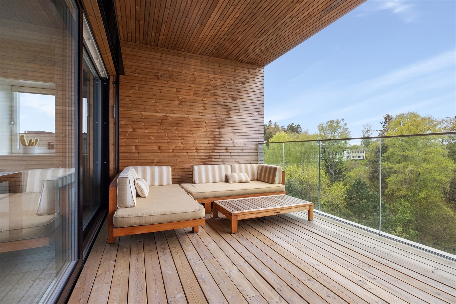 I vår- og sommerhalvåret blir balkongen en naturlig forlengelse av stuen, perfekt for hyggelige stunder med familie og venner. Galleribilde