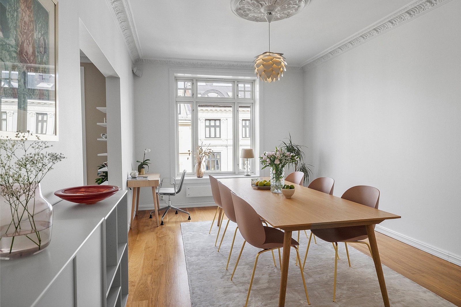 Store vindusflater med brede vindusposter gir rikelig med naturlig lys til rommene. Galleribilde