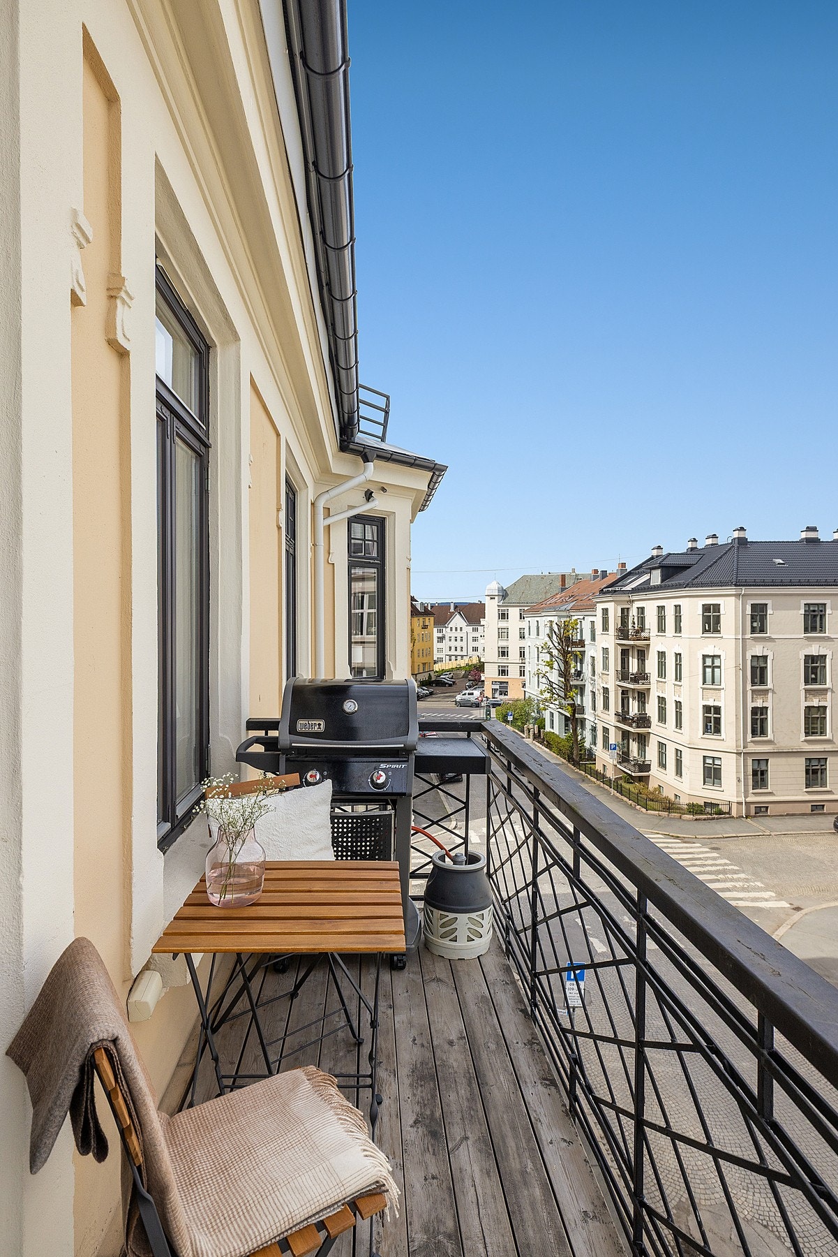 Nordvendt balkong på 4m² hvor det plass til en liten sittegruppe - perfekt for en kopp kaffe i rolige omgivelser. Galleribilde