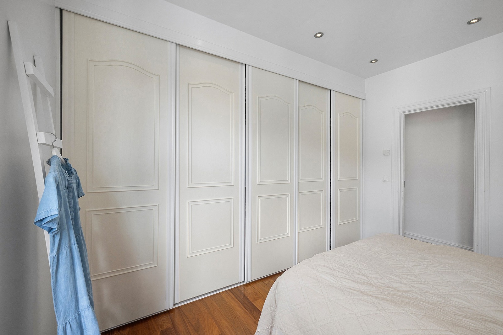 På hovedsoverommet er det etablert en romslig skyvedørsgarderobe som gir praktisk oppbevaringsplass. Galleribilde