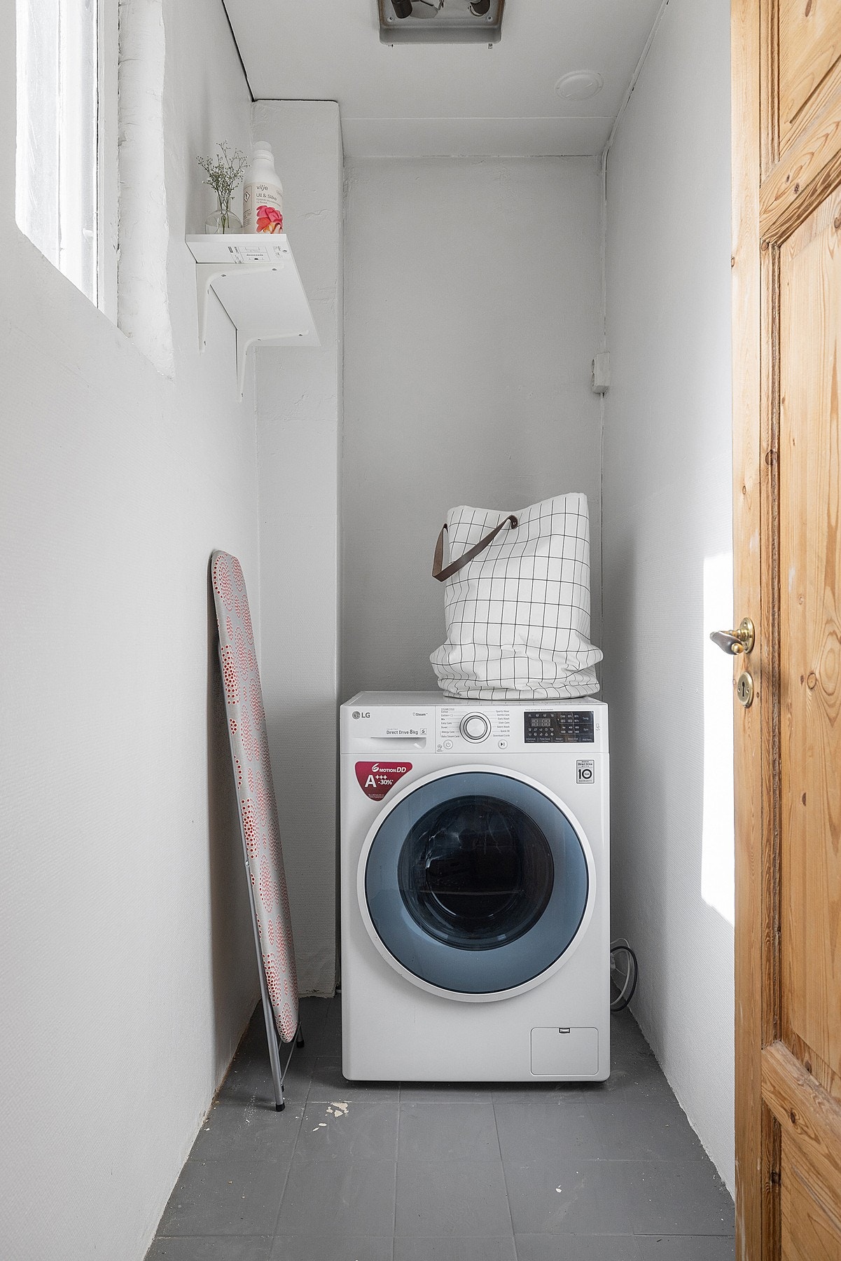 Vaskemaskinen er plassert i en bod i baktrappen som disponeres av leiligheten. Galleribilde