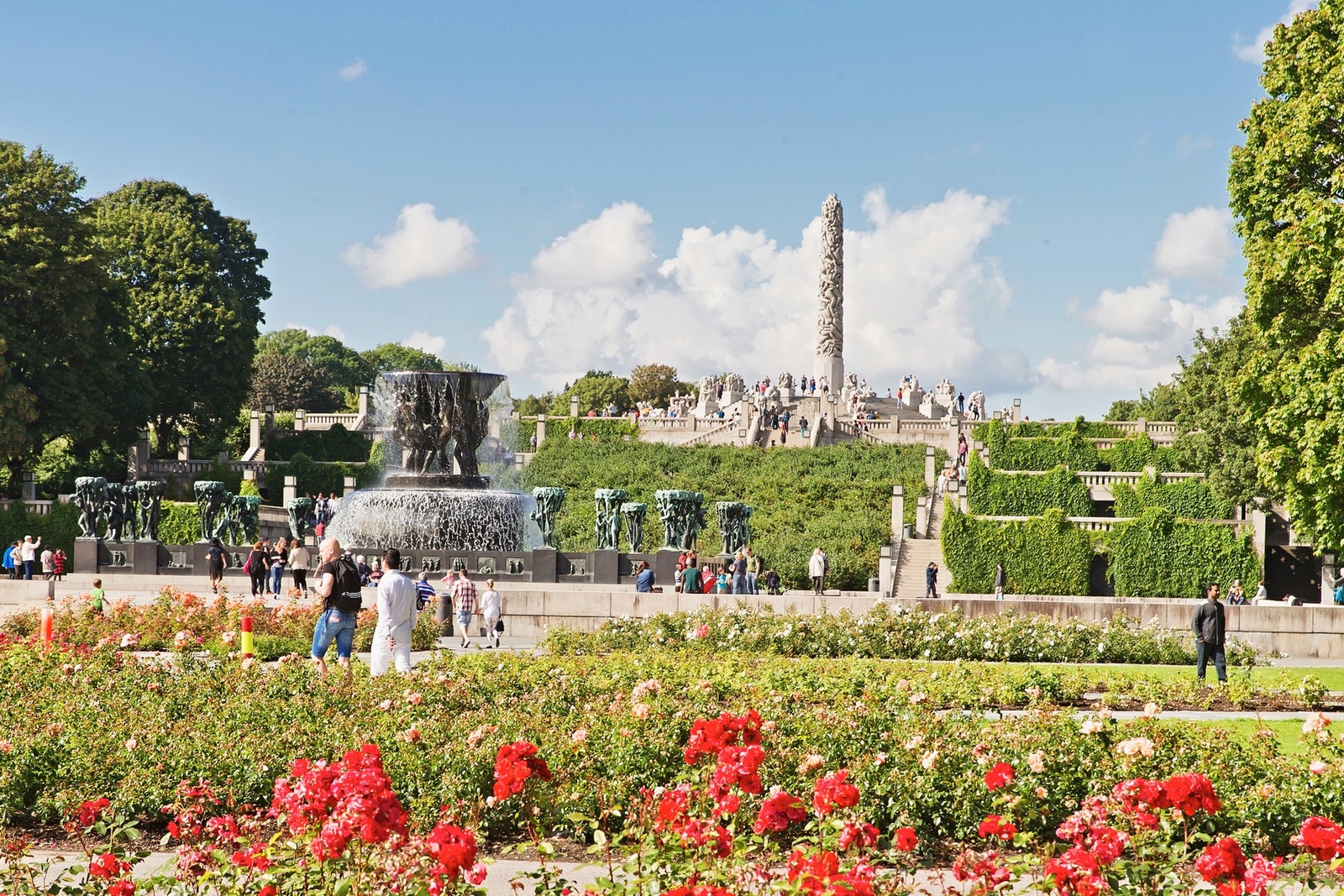 Det er rikelig med parkområder i nærmiljøet, blant annet har man Frognerparken, Uranienborgparken, Tinkern, og Slottsparken like i nærheten. Galleribilde