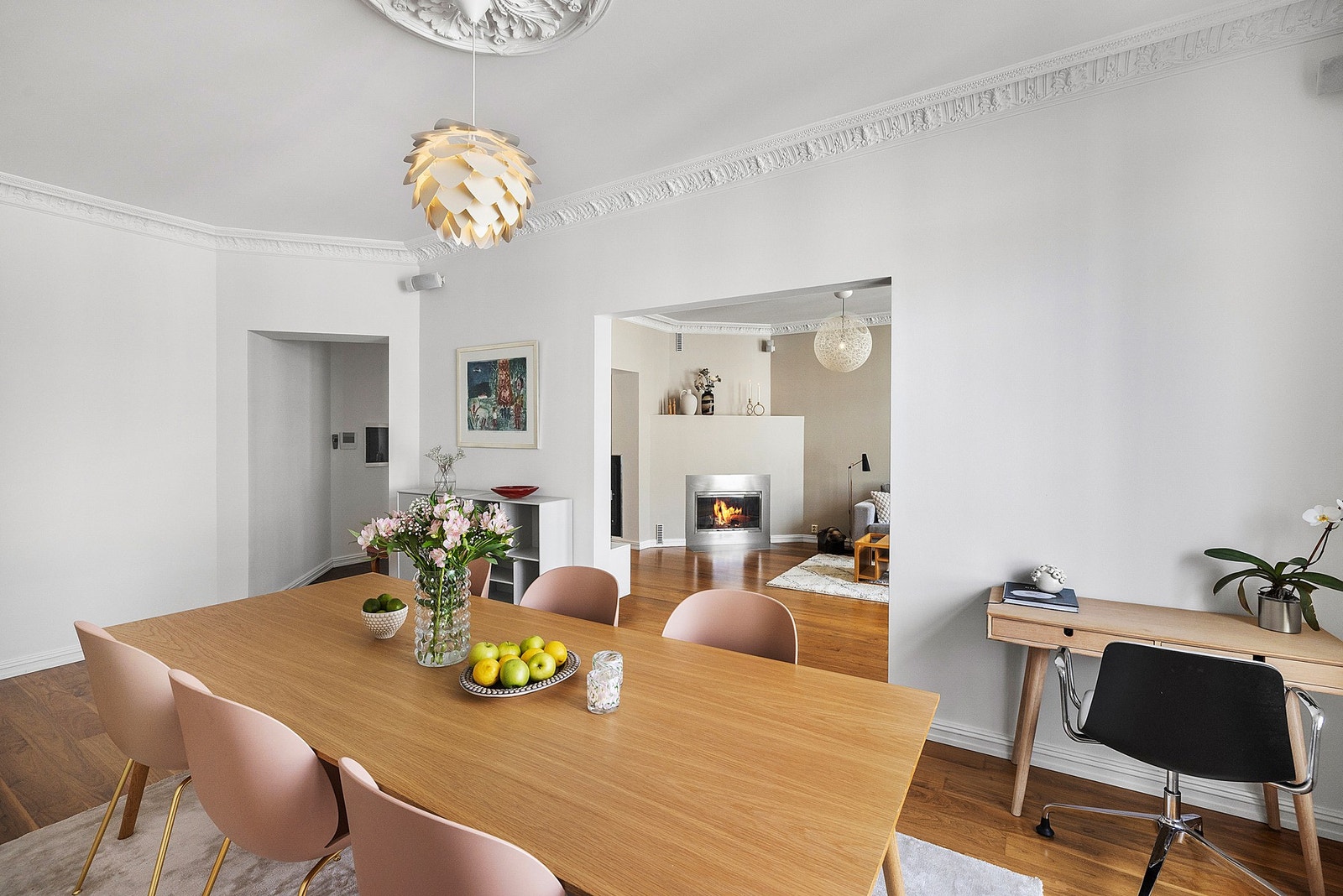 De to tilstøtende stuene, kombinert med generøs takhøyde og klassiske detaljer, gir en imponerende romfølelse og elegant flyt. Galleribilde