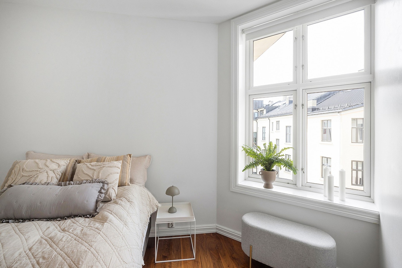 Hovedsoverommet er av god størrelse og har plass til dobbeltseng, nattbord og ytterligere møblering. Galleribilde