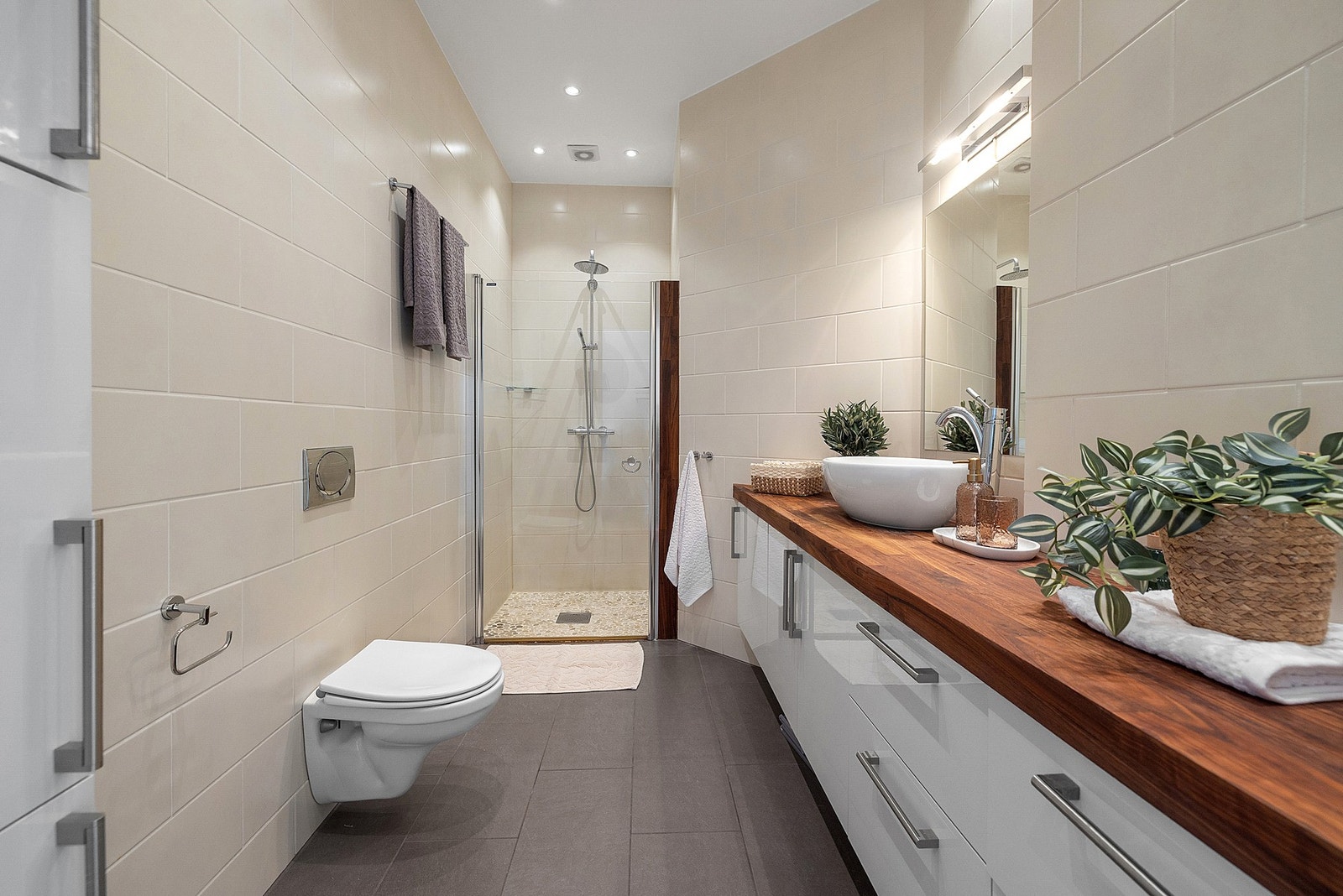 Pent baderom med flislagte overflater og behagelig gulvvarme. Galleribilde