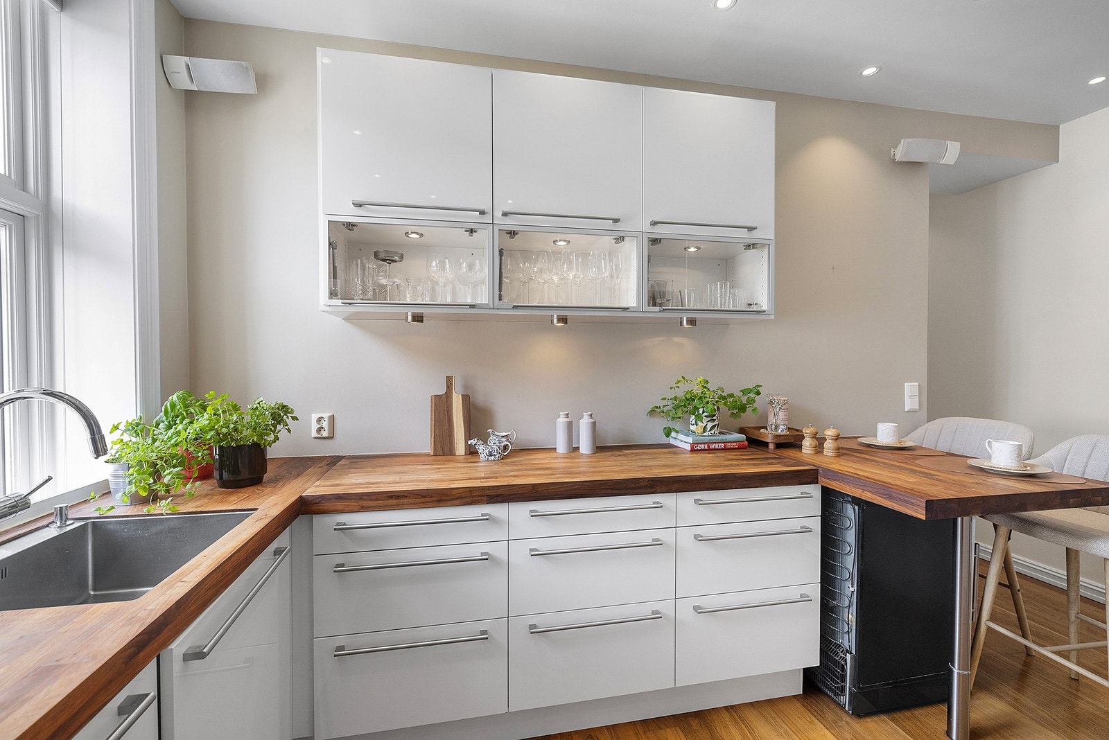 Kjøkkenet har en gjennomtenkt utforming og er ideelt for matlaging. Galleribilde