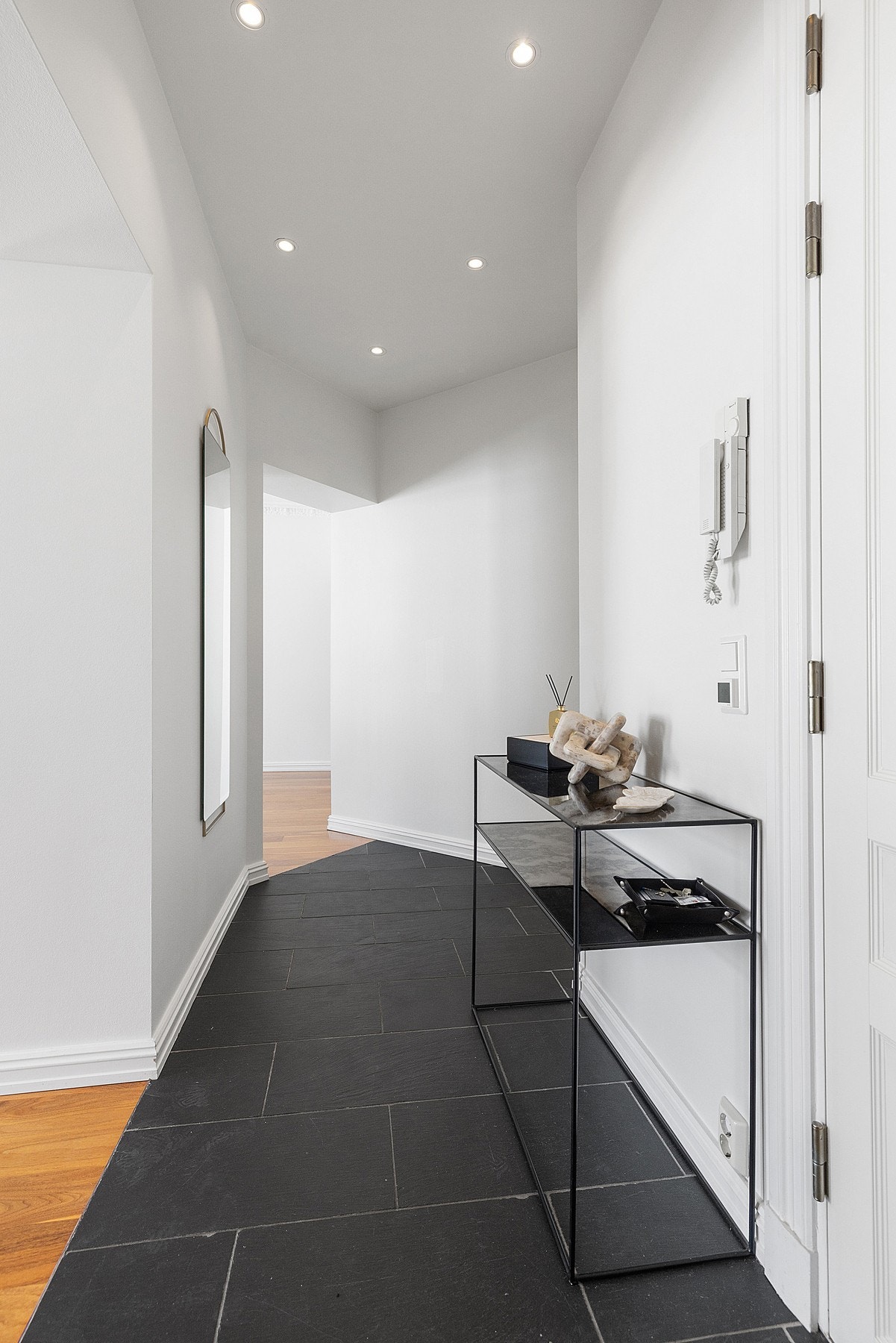 Entréen har god plass til å ta imot gjester, og gir et flott førsteinntrykk av boligen med åpen løsning inn mot stuene. Galleribilde