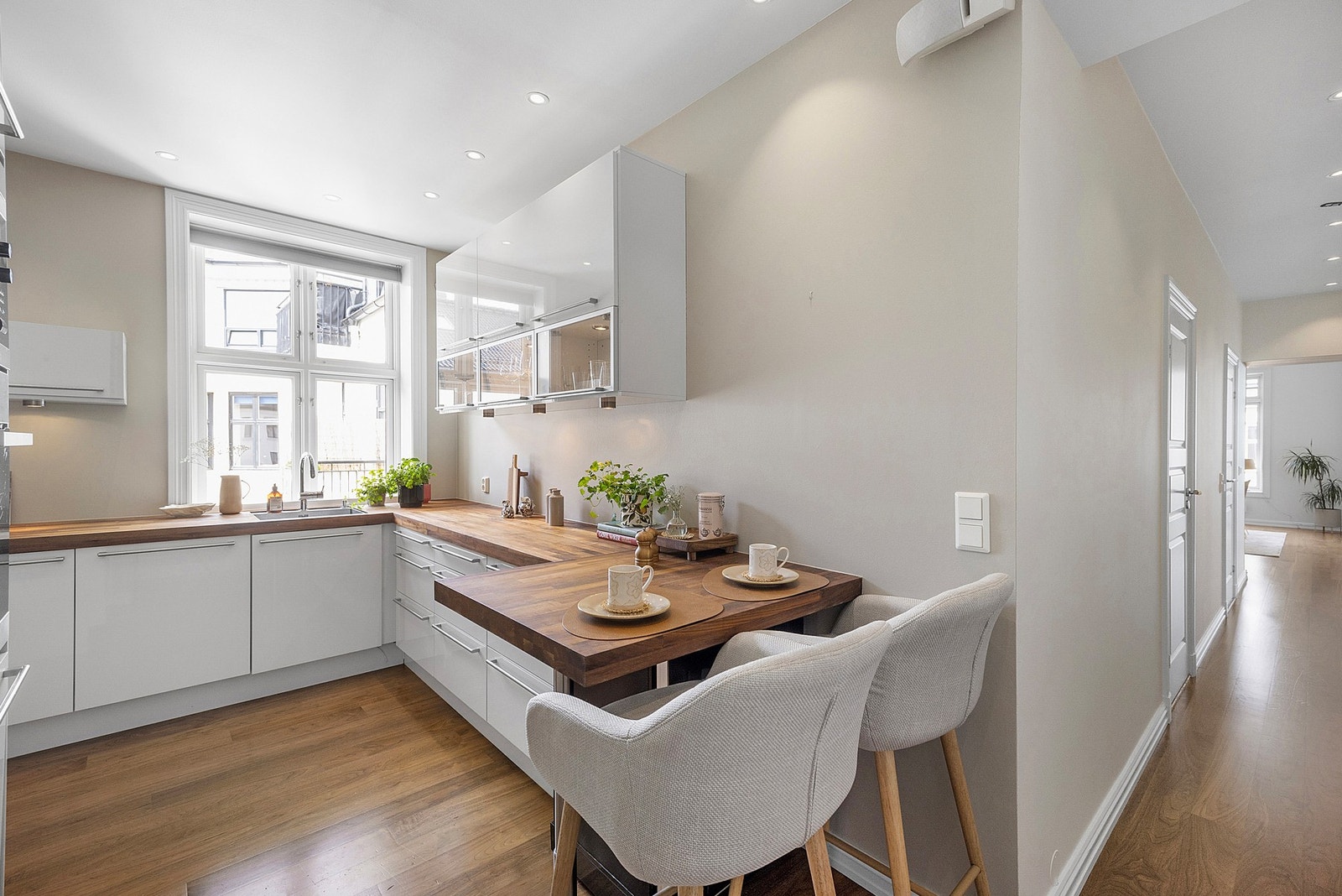 Den ekstra benkeplaten fungerer som en praktisk kjøkkenøy, perfekt for en uformell frokost eller hyggelig selskap til kokken. Galleribilde