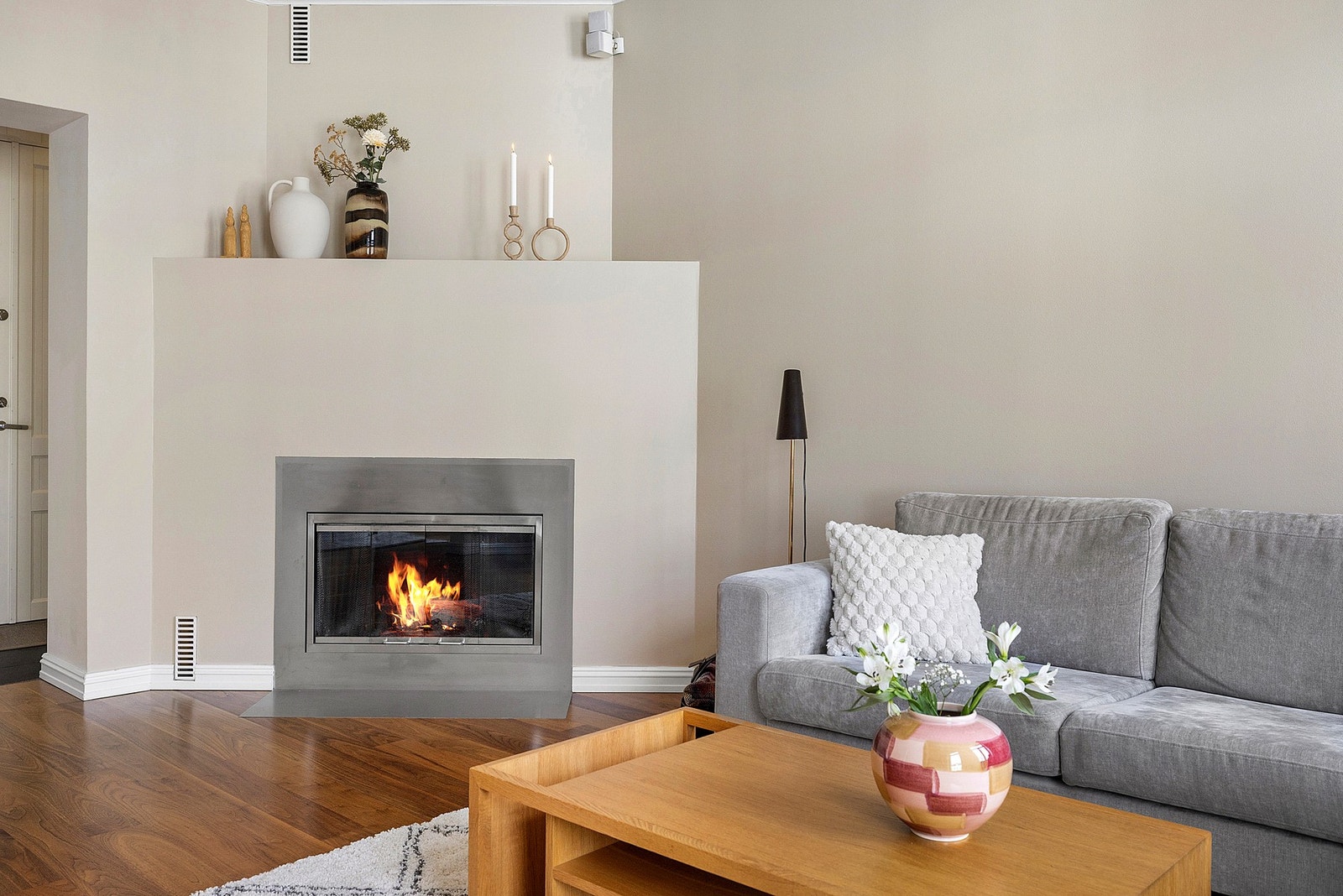 Peisovnen i stuen gir godt med varme og koselig atmosfære på de kjøligere dagene. Sameiets pipeløpet ble kontrollert og feiet i 2021 uten påviste avvik. Galleribilde