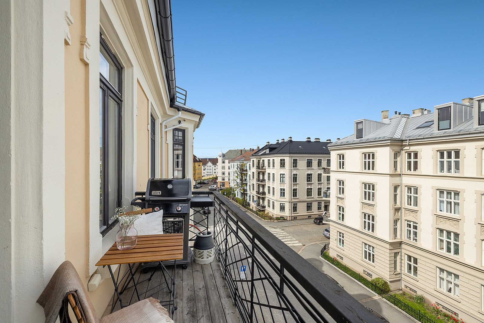 I en vakker bygård fra 1905, beliggende i en rolig brosteinsgate nær Frognerparken, finner du denne innbydende og klassiske 4-roms leiligheten. Galleribilde