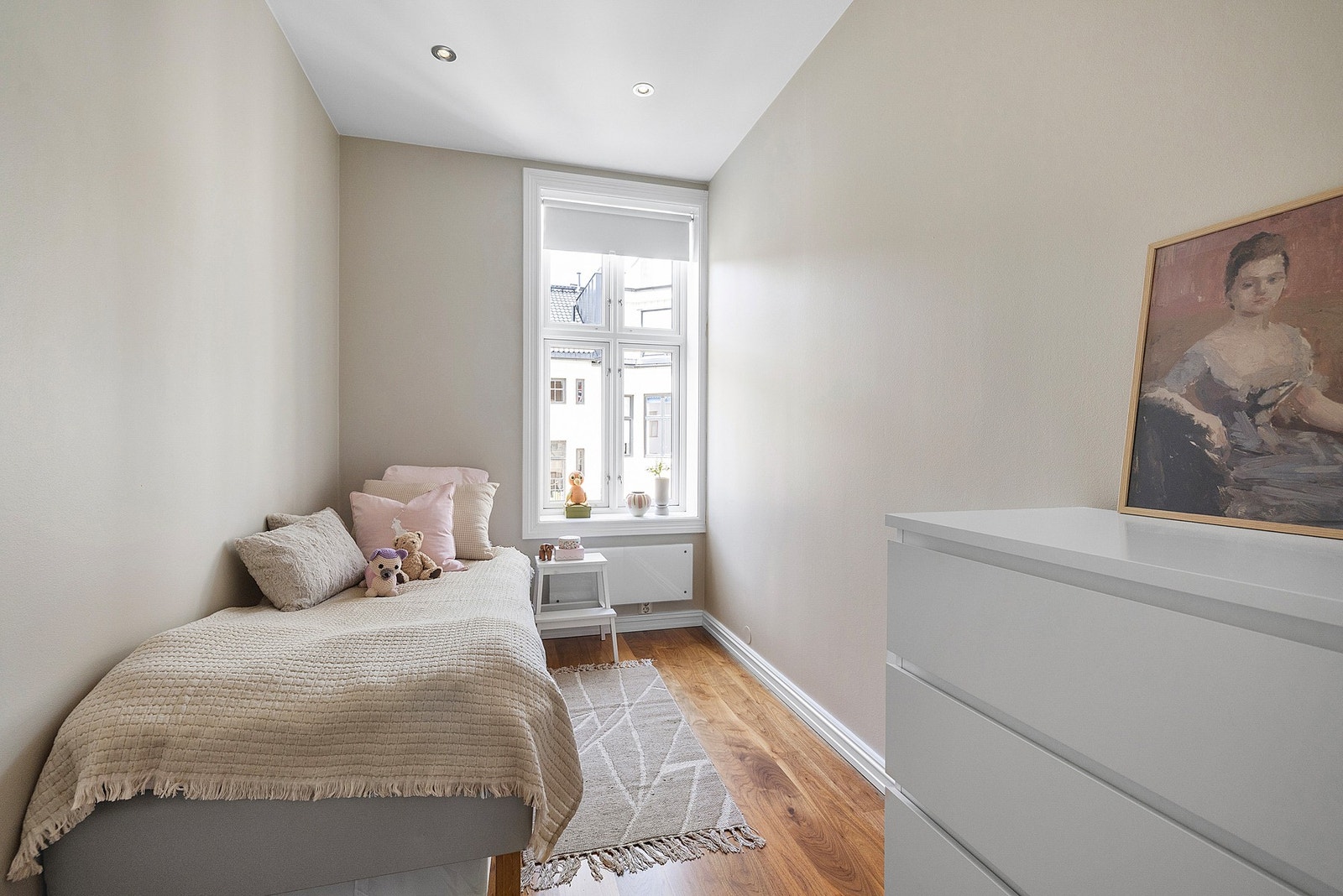 Soverom 2 ble malt i 2021 og har parkett på gulvet for et helhetlig og lunt inntrykk. Galleribilde