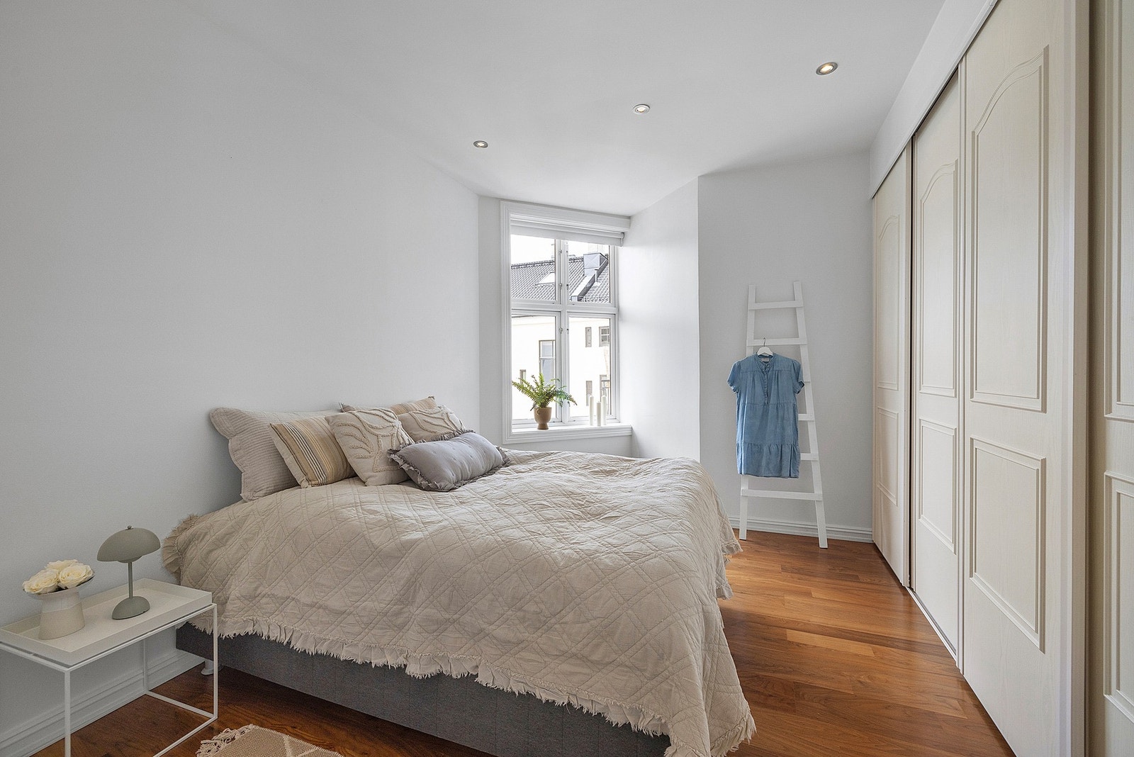 Boligen har to soverom hvor begge er vendt mot en stille og skjermet bakgård. Avbildet er hovedsoverommet. Galleribilde