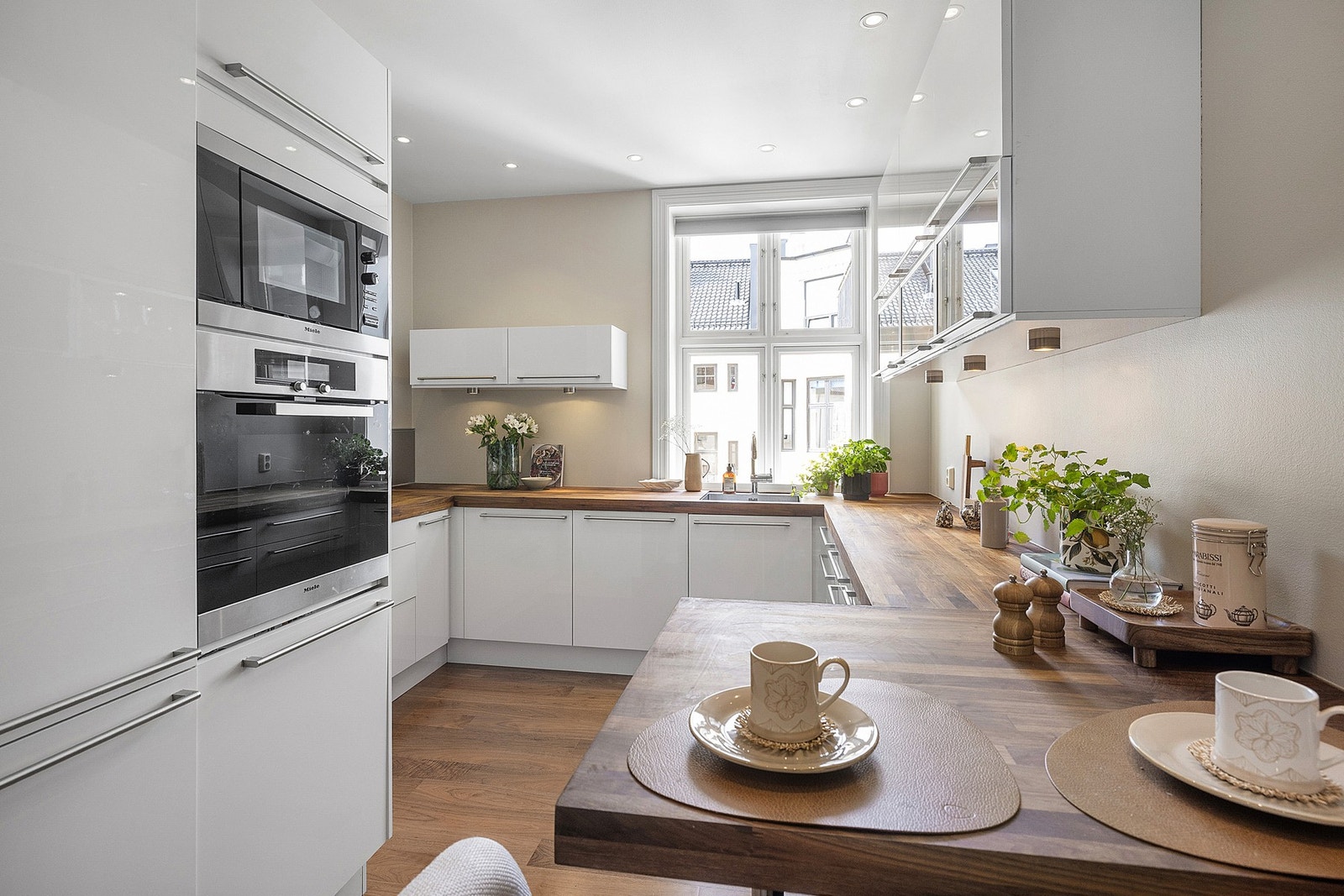 Kjøkkenet er et separat og funksjonelt rom med gode arbeidsforhold, rikelig benkeplass og rause oppbevaringsløsninger i både skap og skuffer. Galleribilde