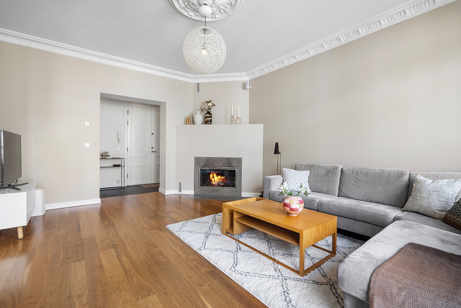 Leiligheten preges av gjennomgående kvalitet og elegante detaljer som stukkatur, rosetter, store vinduer med brede vindusposter og en imponerende takhøyde på 2,8m. Galleribilde