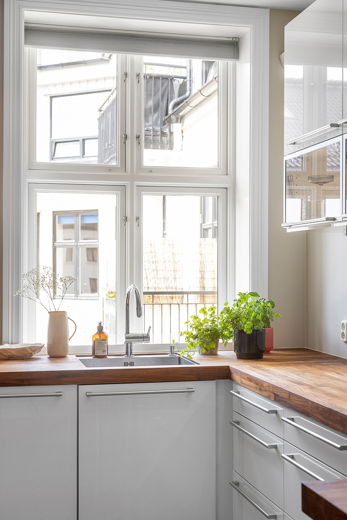 Stort vindu mot gårdsrommet sørger for fint arbeidslys. I 2020 ble det montert solskjerming fra Kjells Markiser. Galleribilde