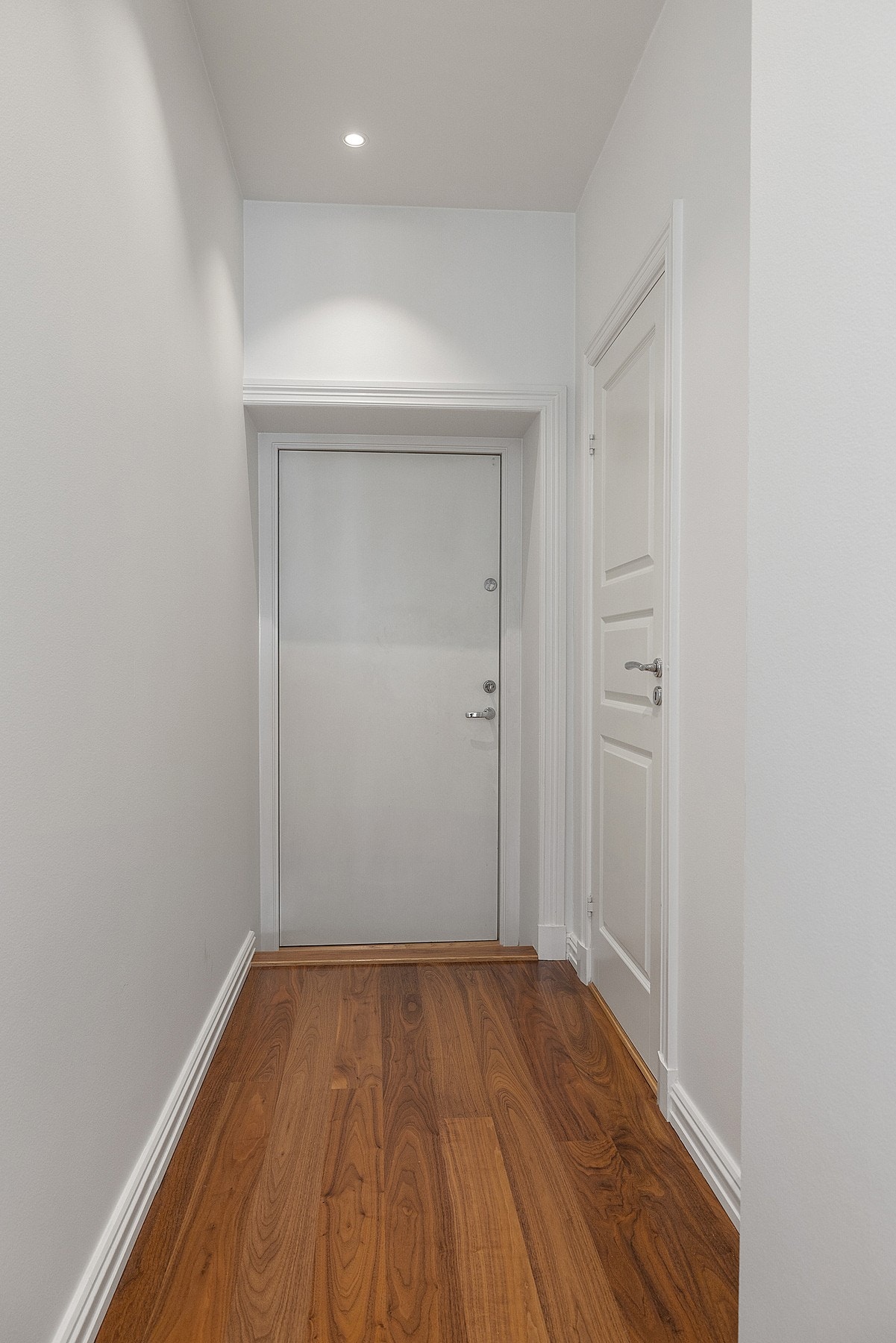 Gangen som leder til soveromsfløyen og kjøkkenet gir en naturlig og funksjonell adskillelse fra oppholdsrommene. Galleribilde