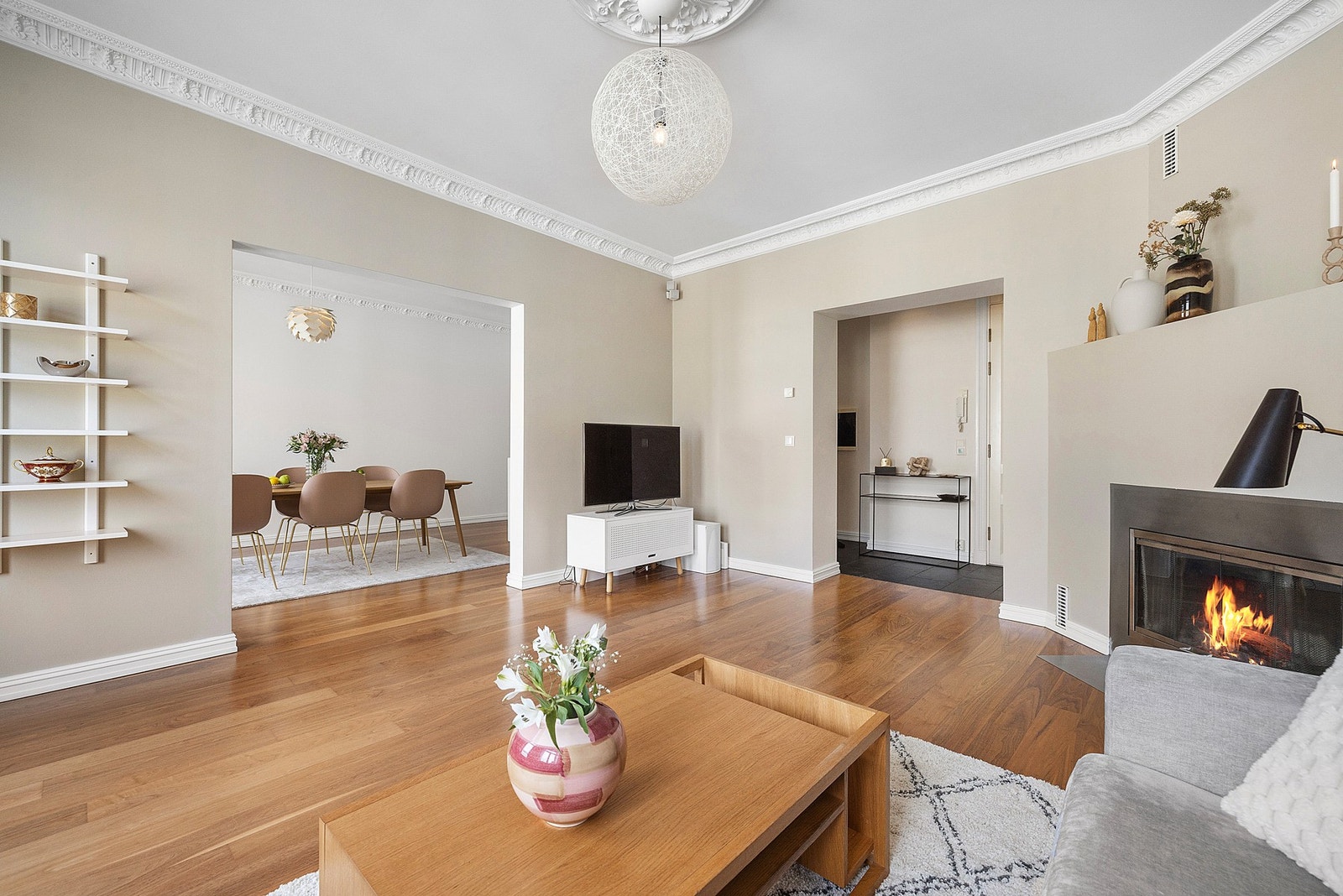 Boligen har to tilstøtende stuer som egner seg ypperlig for sosiale sammenkomster - med plass til både langbord og avslapping. Galleribilde