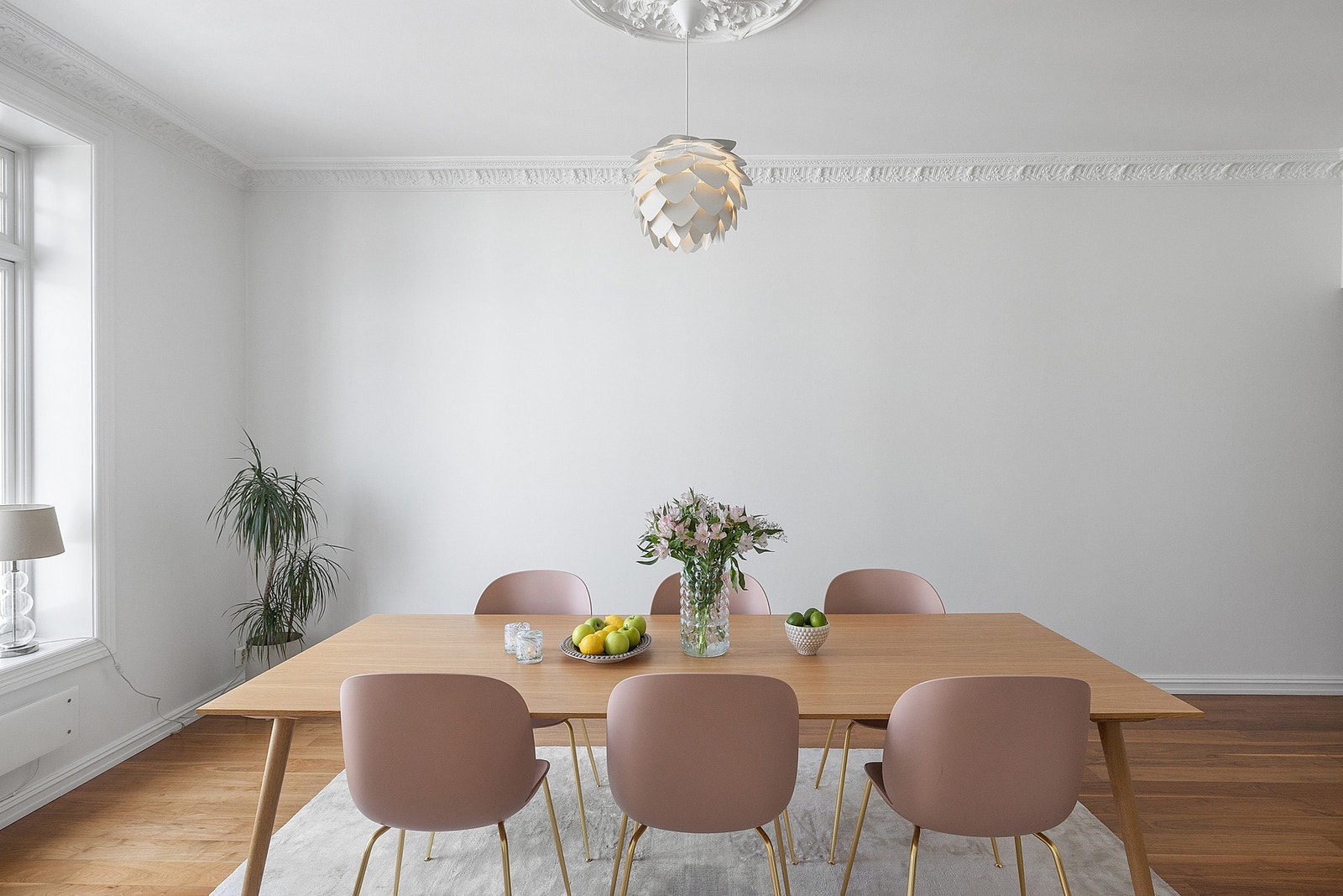 Romslig spisestue med plass til et langstrakt spisebord. Galleribilde